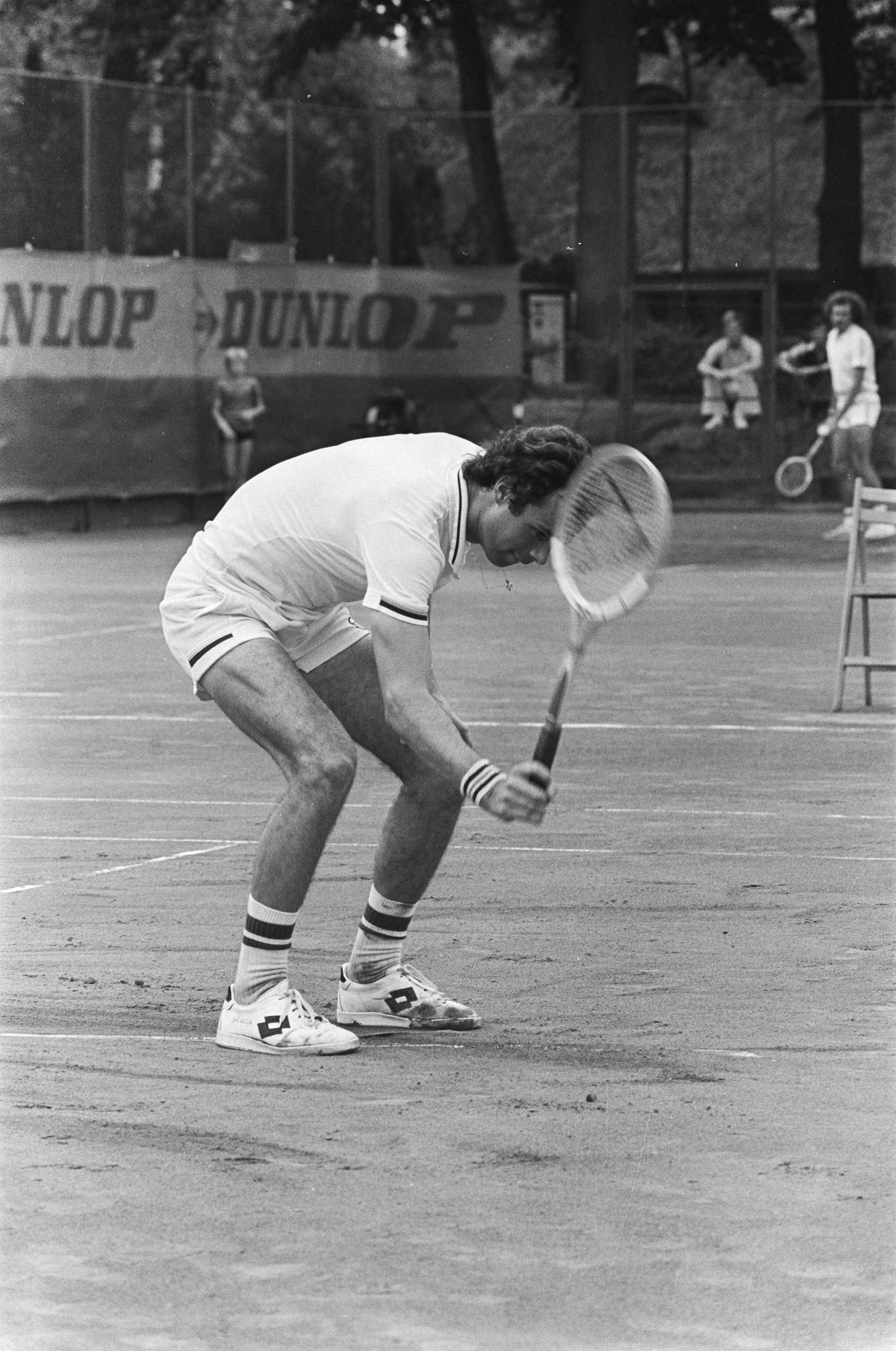 Fotocollectie Anefo — Internationaal tennistoernooi Melkhuisje in Hilversum; de Hongaar Taroszy slaat zijn racket stuk op de baan — Foto: Verhoeff, Bert / Anefo. Licentie: Set B: Rechtenvrij / Publiek Domein. Bron: Nationaal Archief. http://hdl.handle.net/10648/ac9f67ee-d0b4-102d-bcf8-003048976d84