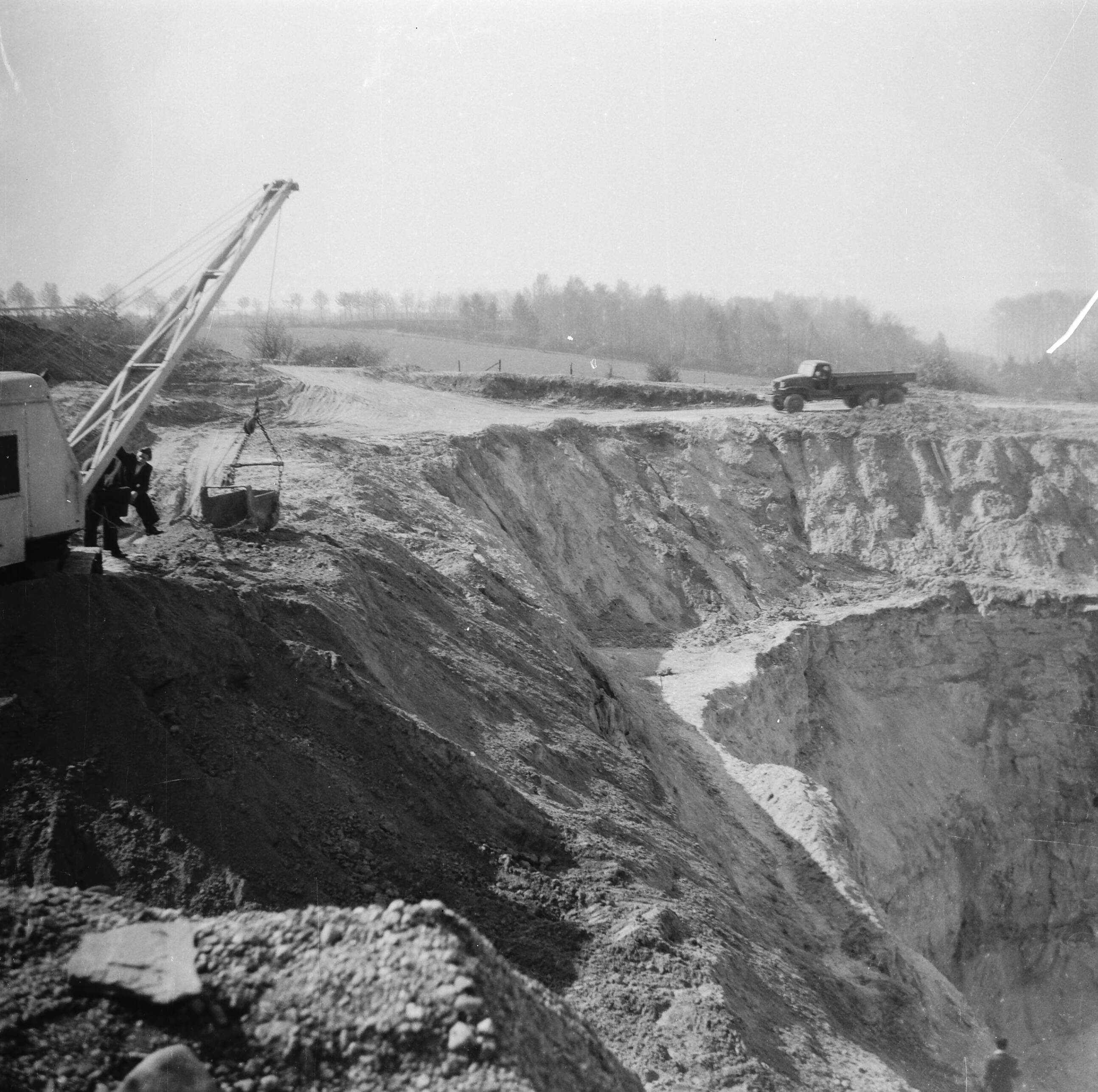 Fotocollectie Arbeidsinspectie — 6x6 Afgravingen door NV Kalkmergelmaatschappij Sint Pietersberg, Maastricht — Foto: Onbekend / Publiek Domein of Rechtenvrij. Licentie: Set B: Rechtenvrij / Publiek Domein. Bron: Nationaal Archief. http://hdl.handle.net/10648/ad9f4c90-d0b4-102d-bcf8-003048976d84