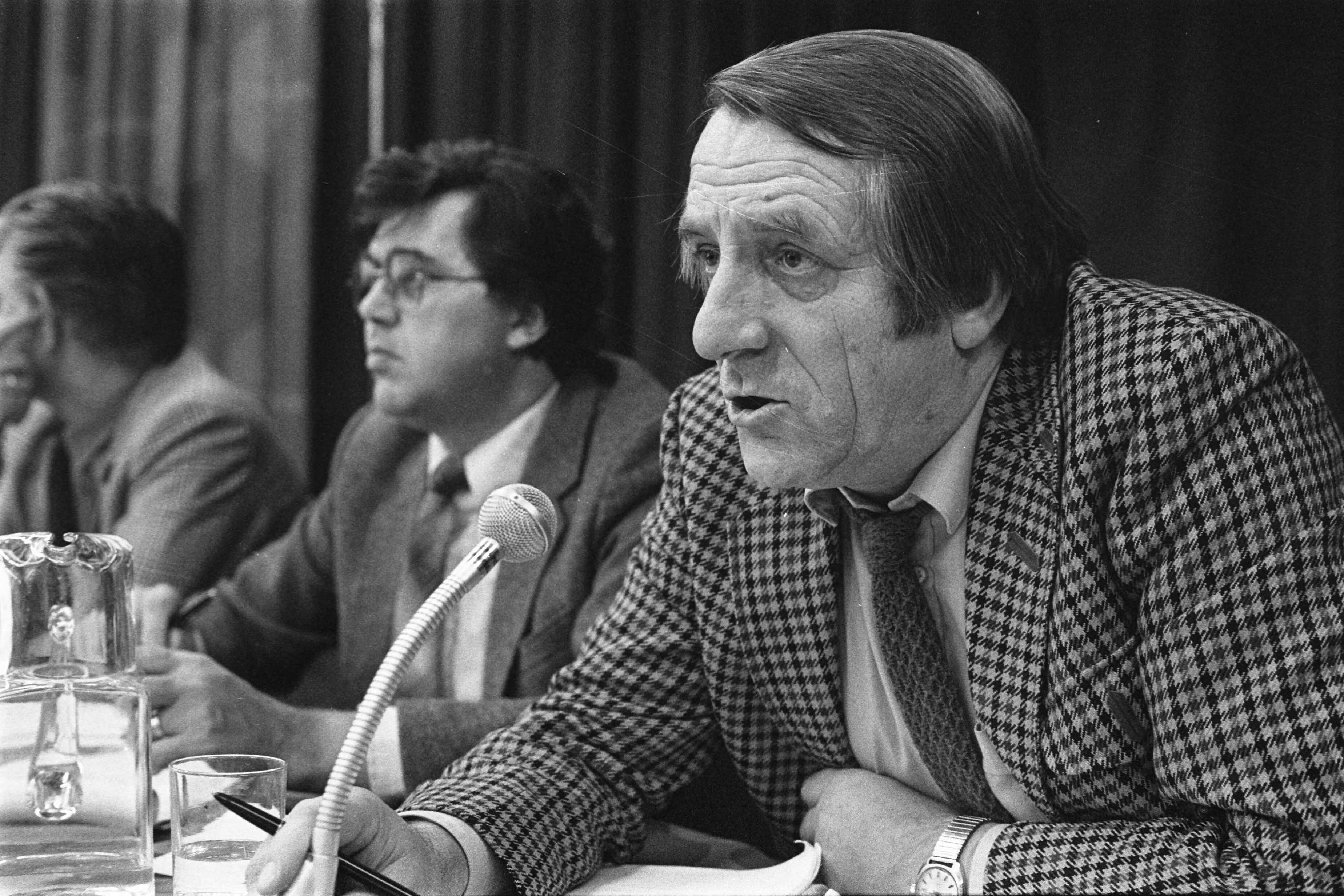 Fotocollectie Anefo — In Utrecht vergaderde de Verbondsraad Voedingsbond FNV over loonmaatregel van regering, voorzitter Cees Schelling, Wil Winter — Foto: Croes, Rob C. / Anefo. Licentie: Set B: Rechtenvrij / Publiek Domein. Bron: Nationaal Archief. http://hdl.handle.net/10648/acee0458-d0b4-102d-bcf8-003048976d84