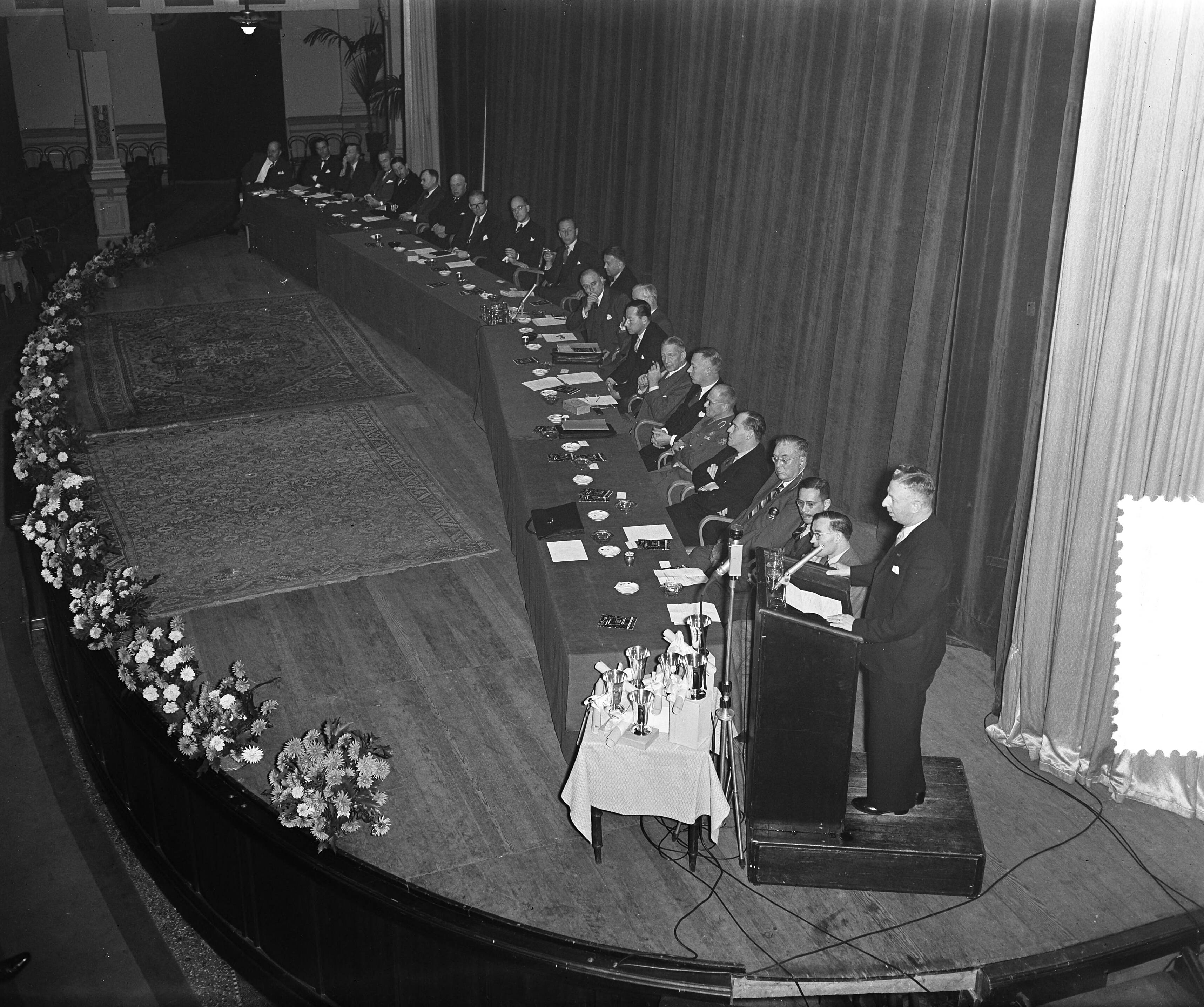 Fotocollectie Anefo — 12e Wegverkeersdag van het KNAC in het Kurhaus te Scheveningen. Toespraak van minister van Verkeer en Waterstaat mr. J. Algera — Foto: Pot, Harry / Anefo. Licentie: Set B: Rechtenvrij / Publiek Domein. Bron: Nationaal Archief. http://hdl.handle.net/10648/a92cd9b6-d0b4-102d-bcf8-003048976d84
