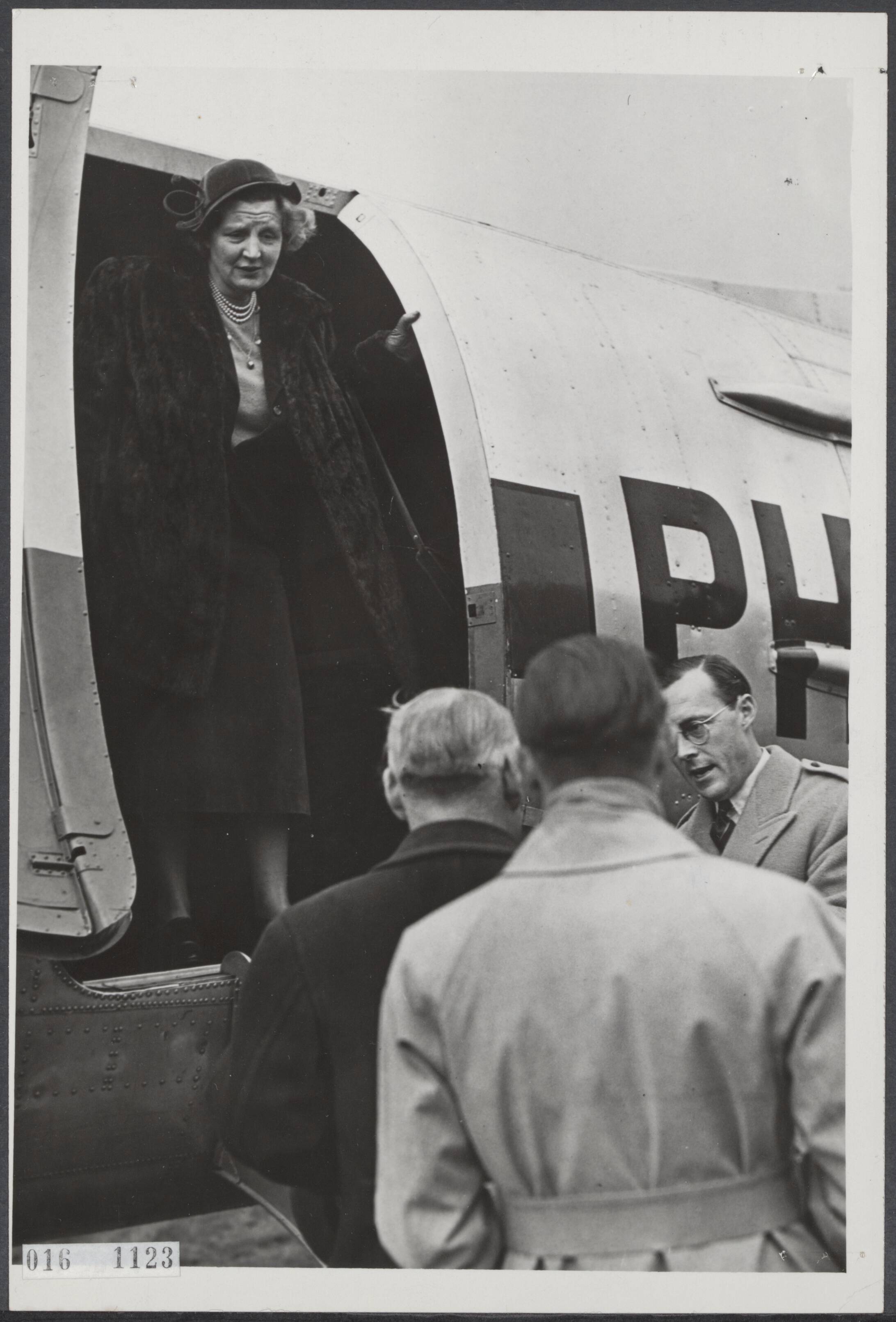 Fotocollectie Elsevier Binnenland — Vertrek van koningin Juliana van Soesterberg in het vliegtuig van prins Bernhard naar Zürich, vanwaar zij zal doorreizen naar Sankt Anton in Oostenrijk, naar de prinsessen. De koningin in de deuropeninge van het het vliegtuig, ook prins Bernhard is gereed om in te stappen — Foto: Fotograaf Onbekend / Anefo. Licentie: Set B: Rechtenvrij / Publiek Domein. Bron: Nationaal Archief. http://hdl.handle.net/10648/adbb73d4-d0b4-102d-bcf8-003048976d84