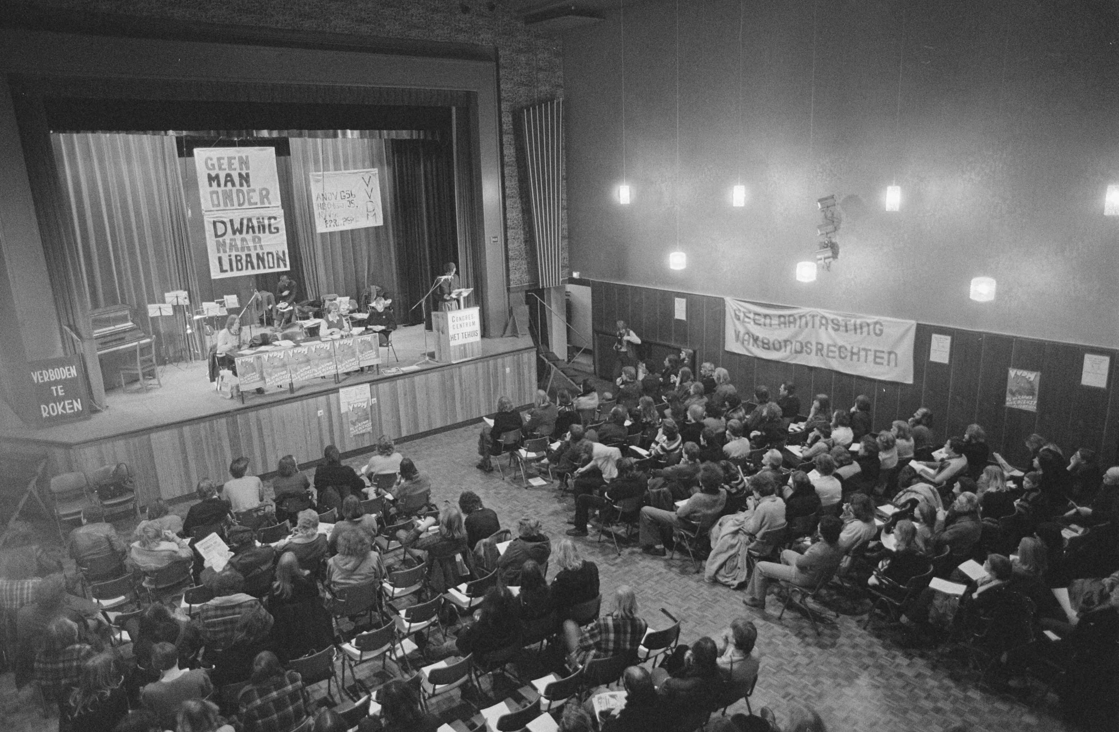 Fotocollectie Anefo — Groningen, demonstratie tegen gedwongen uitzending Nederlandse militairen naar Libanon in VN-verband overzicht bijeenkomst — Foto: Dijk, Hans van / Anefo. Licentie: Set B: Rechtenvrij / Publiek Domein. Bron: Nationaal Archief. http://hdl.handle.net/10648/ad7a3108-d0b4-102d-bcf8-003048976d84
