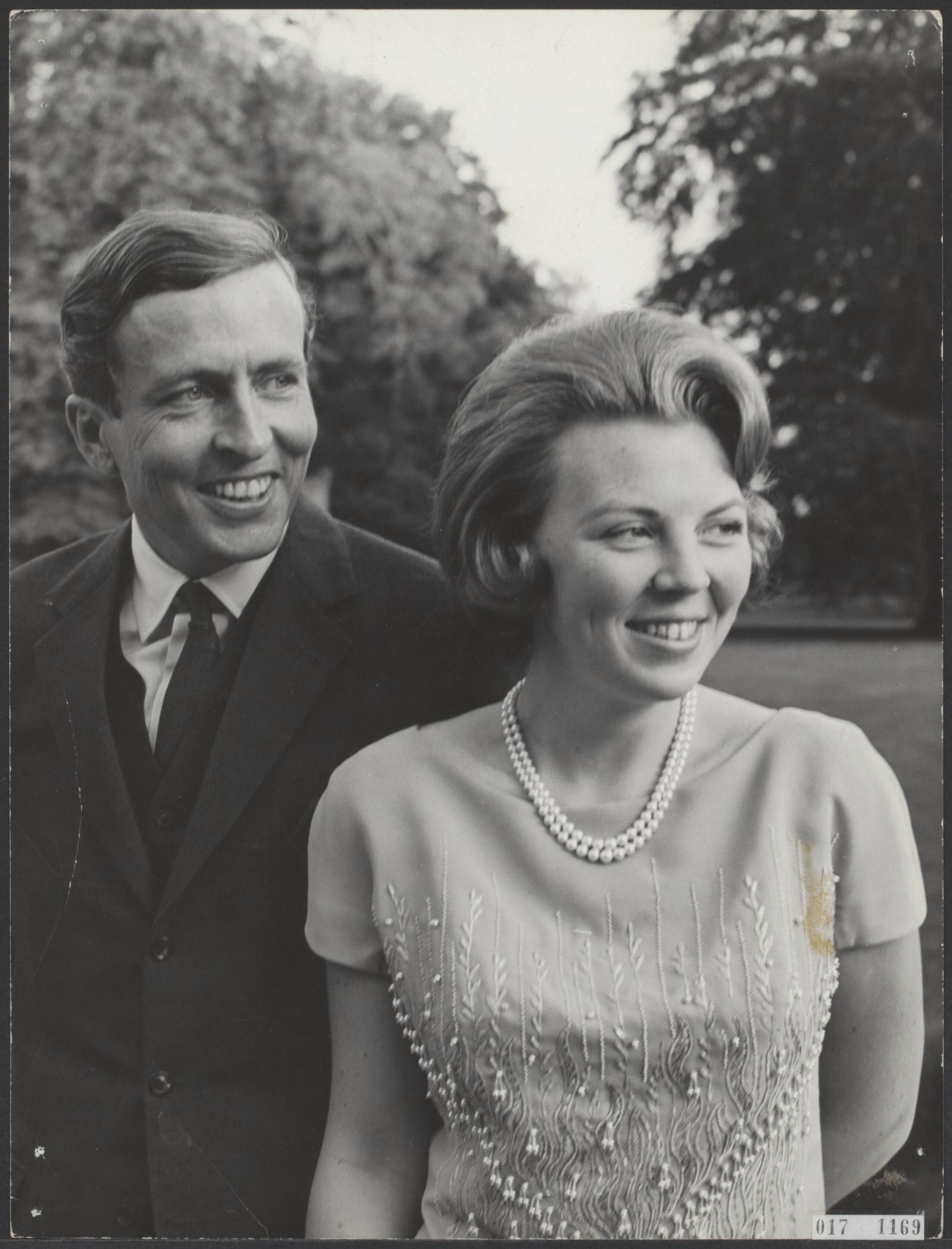Fotocollectie Elsevier Binnenland — Prinses Beatrix en haar verloofde Claus von Amsberg in de tuin van kasteel Drakensteyn — Foto: Koot, Max / RVD. Licentie: Set B: Rechtenvrij / Publiek Domein. Bron: Nationaal Archief. http://hdl.handle.net/10648/adc0373e-d0b4-102d-bcf8-003048976d84