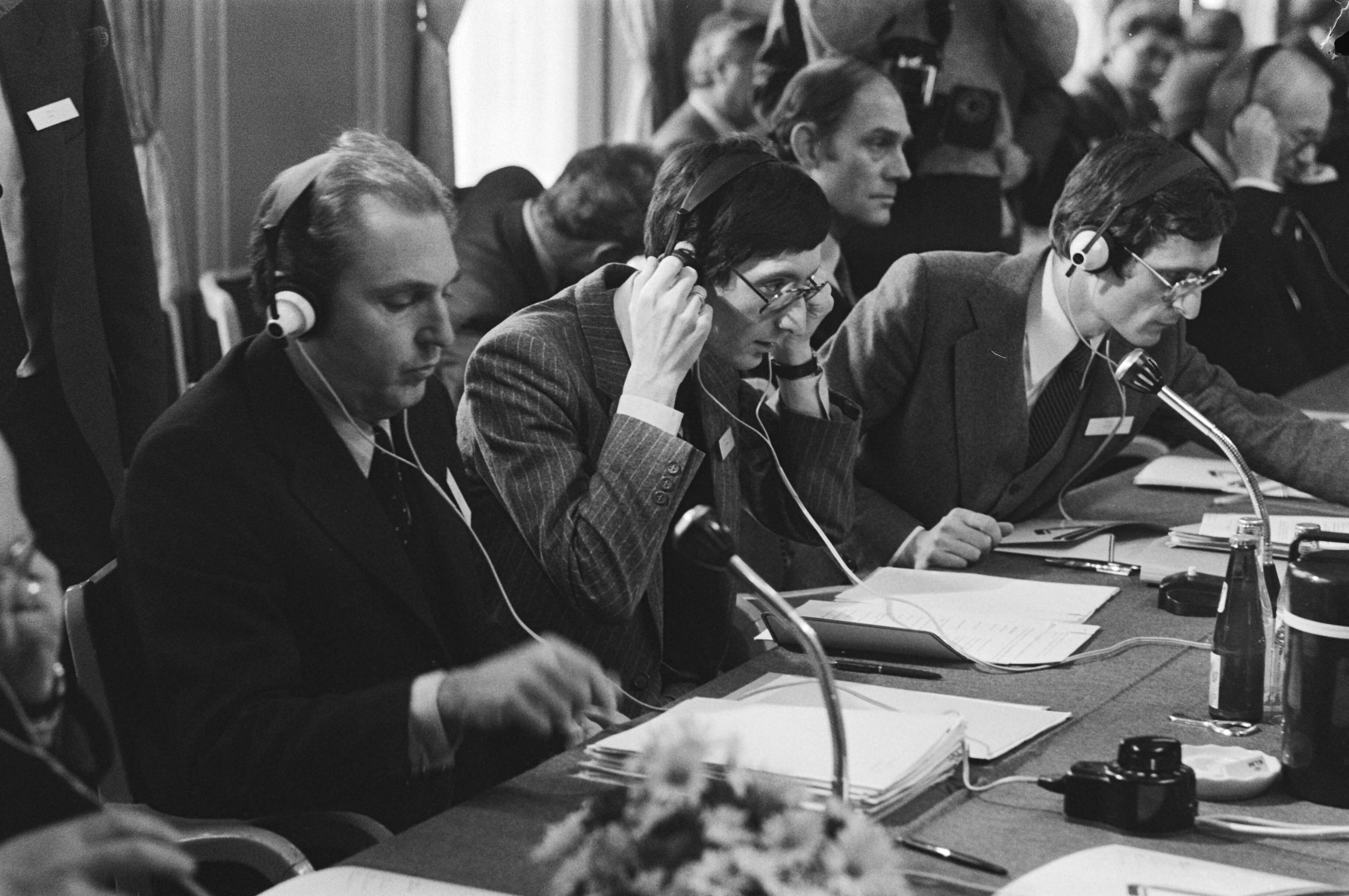 Vijfde ministersconferentie in Wassenaar over de vervuiling van de Rijn met de ministers van de Rijnoever staten — V.l.n.r. de Franse minister D'Ornano en de Franse staatssecretaris Delmas luisterend naar de vertaling — Foto: Croes, Rob C. / Anefo. Licentie: Set B: Rechtenvrij / Publiek Domein. Bron: Nationaal Archief. http://hdl.handle.net/10648/acf37e60-d0b4-102d-bcf8-003048976d84
