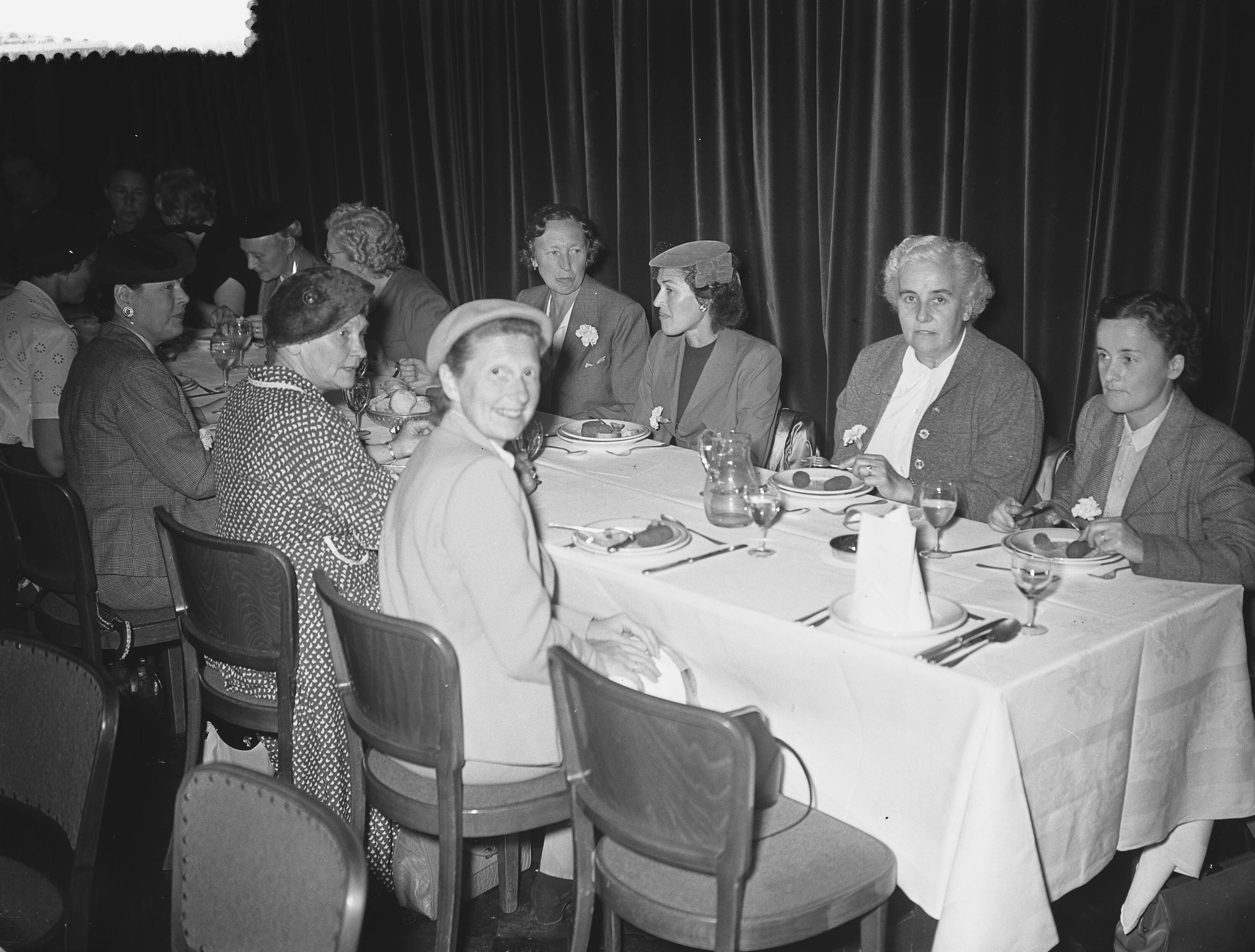 Fotocollectie Anefo — Congres van Assuradeuren te Den Haag — Foto: Bilsen, Joop van / Anefo. Licentie: Set B: Rechtenvrij / Publiek Domein. Bron: Nationaal Archief. http://hdl.handle.net/10648/a928ee82-d0b4-102d-bcf8-003048976d84