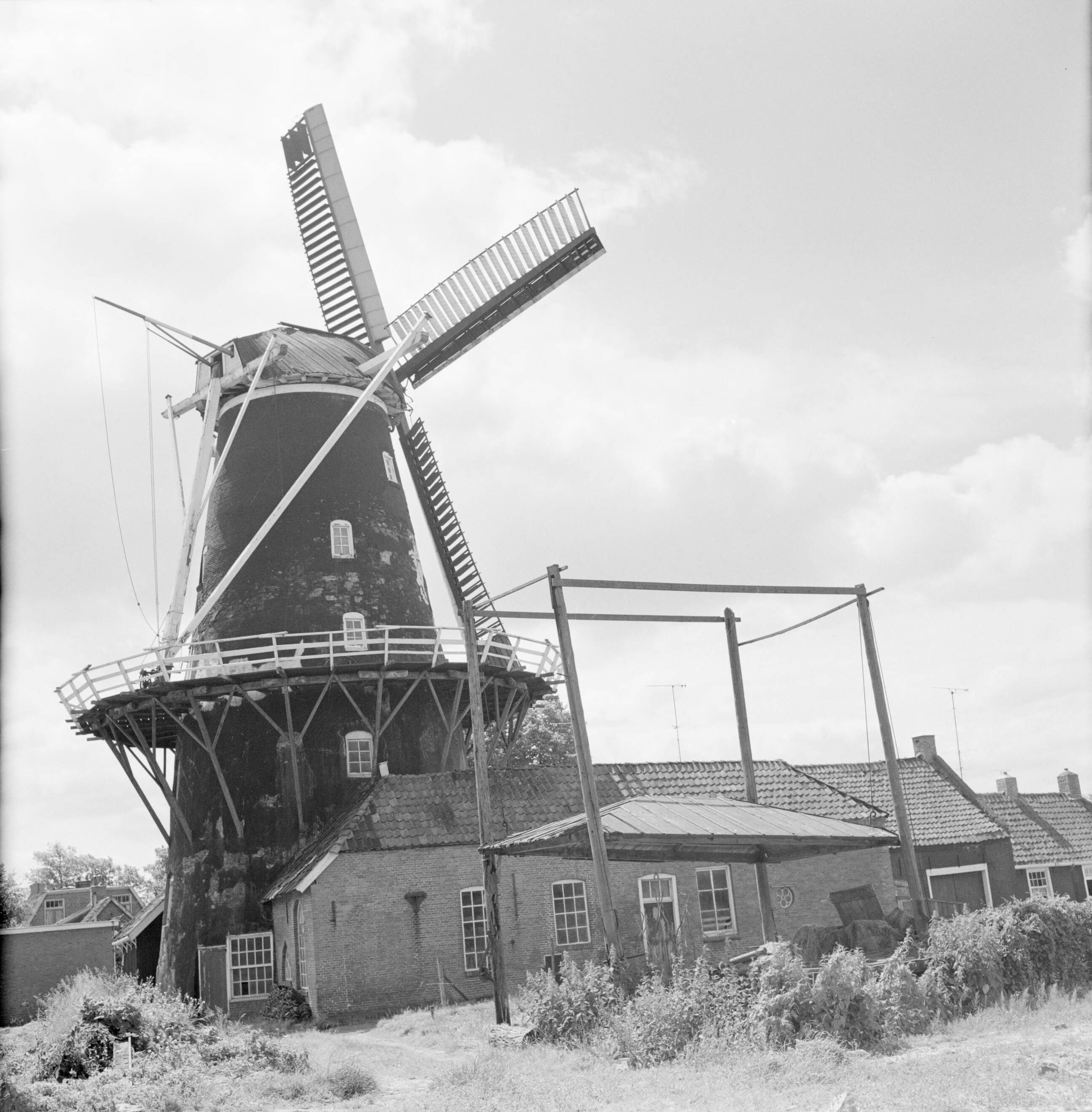 Reis door Nederland — Stellingmolen bij Haren (Gr) — Foto: Poll, Willem van de. Licentie: Set B: Rechtenvrij / Publiek Domein. Bron: Nationaal Archief. http://hdl.handle.net/10648/aef02448-d0b4-102d-bcf8-003048976d84