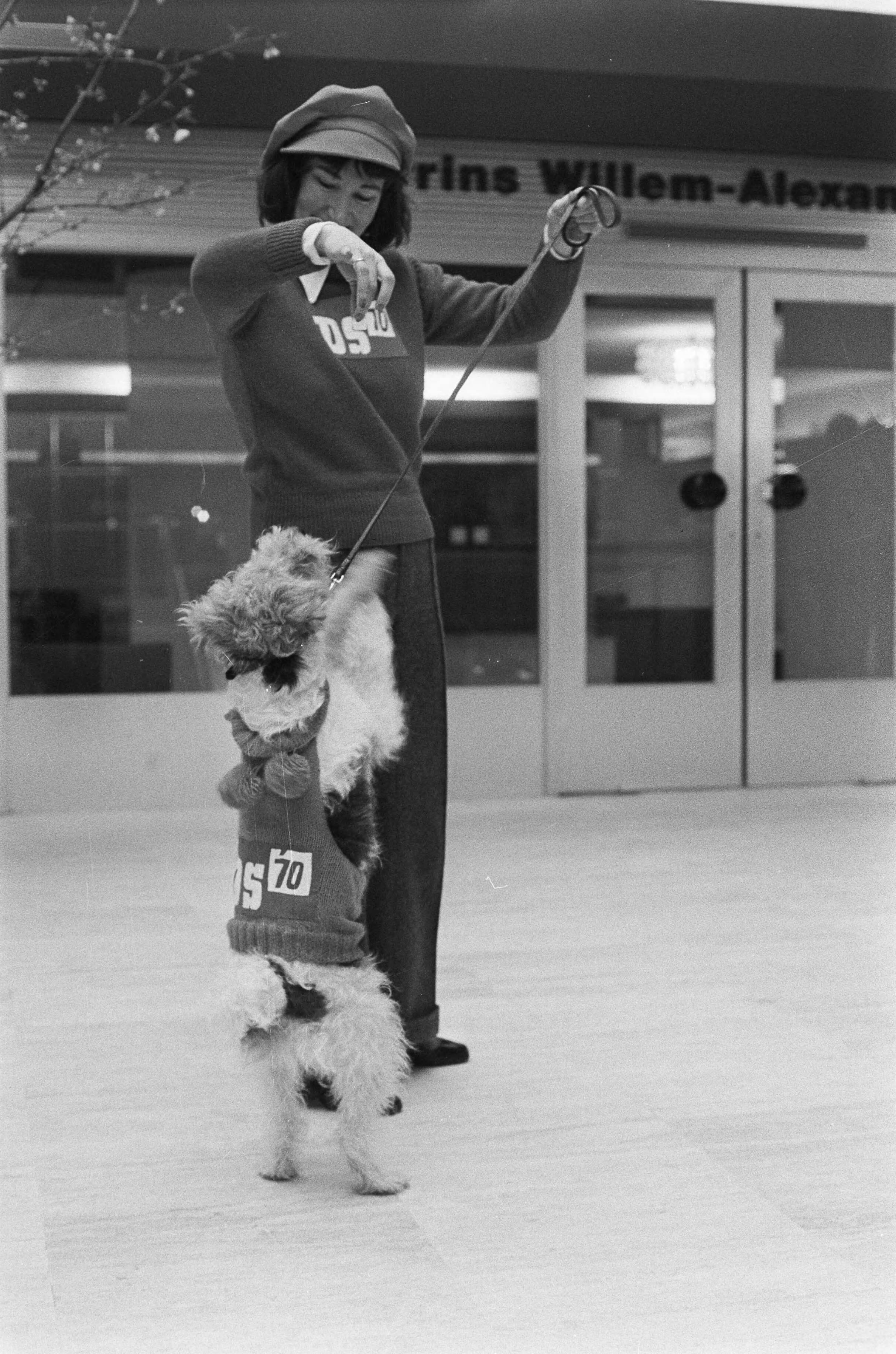 Fotocollectie Anefo — DS70 bijeenkomst in Den Haag ; een DS70 fan met hond — Foto: Verhoeff, Bert / Anefo. Licentie: Set B: Rechtenvrij / Publiek Domein. Bron: Nationaal Archief. http://hdl.handle.net/10648/ac45fe20-d0b4-102d-bcf8-003048976d84