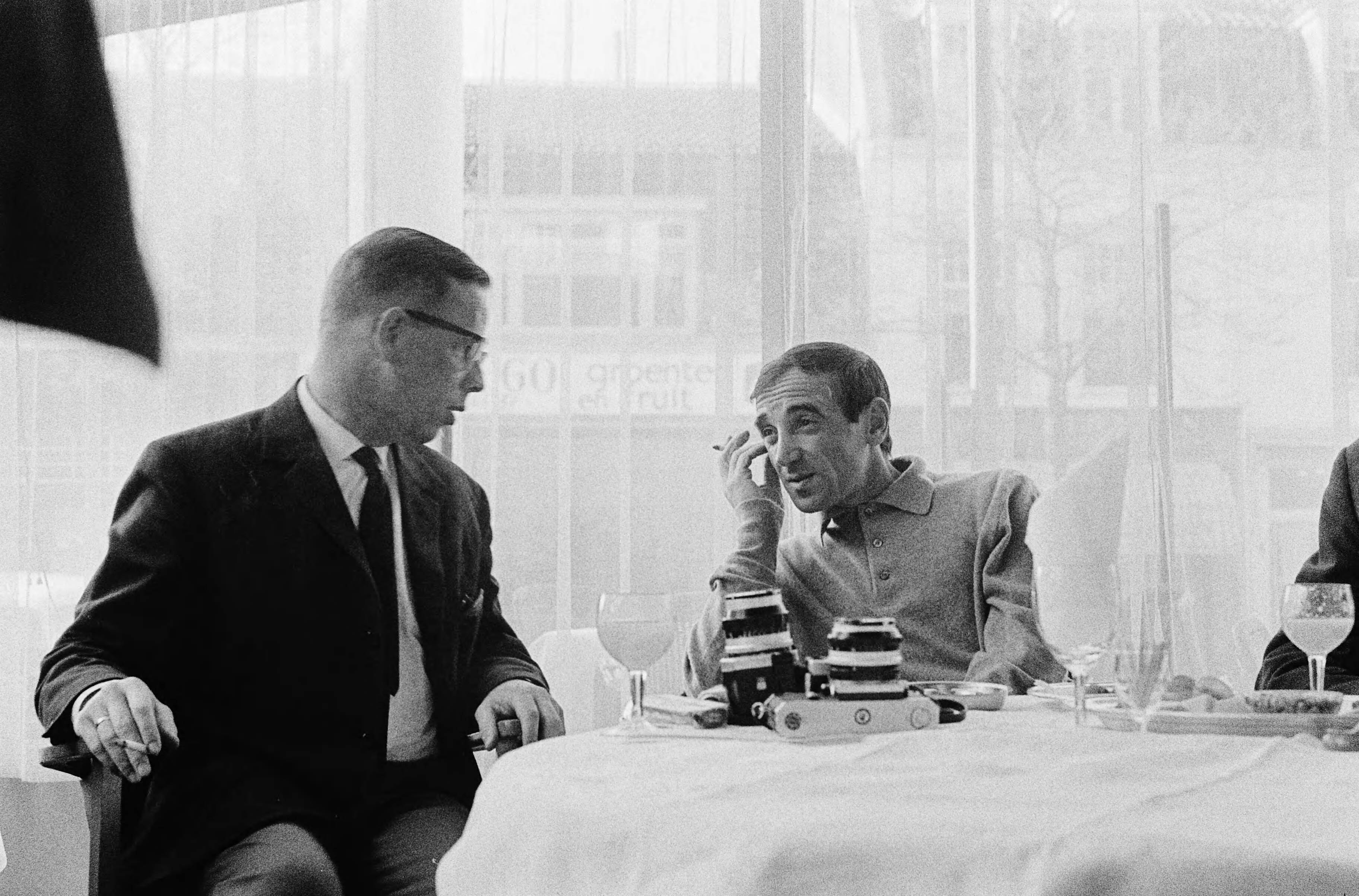 Fotocollectie Anefo — Charles Aznavour geeft een persconferentie in Hotel Gooiland in verband met zijn optreden. Links producent Karel Prior — Foto: Gelderen, Hugo van / Anefo. Licentie: Set B: Rechtenvrij / Publiek Domein. Bron: Nationaal Archief. http://hdl.handle.net/10648/aa370dea-d0b4-102d-bcf8-003048976d84