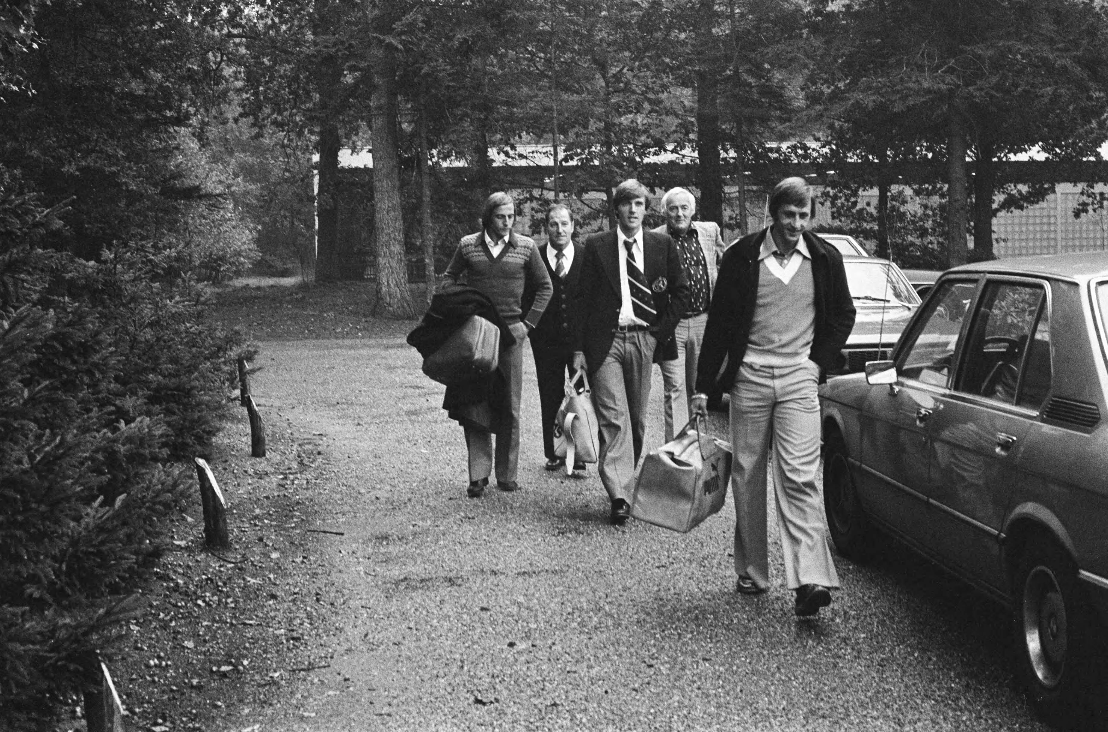 Fotocollectie Anefo — Vertrek PSV-spelers Van Beveren en Van der Kuylen ; v.l.n.r. Neeskens, ?, Krol, Coster, en Cruijff ij aankomst — Foto: Mieremet, Rob / Anefo. Licentie: Set B: Rechtenvrij / Publiek Domein. Bron: Nationaal Archief. http://hdl.handle.net/10648/ac74301a-d0b4-102d-bcf8-003048976d84