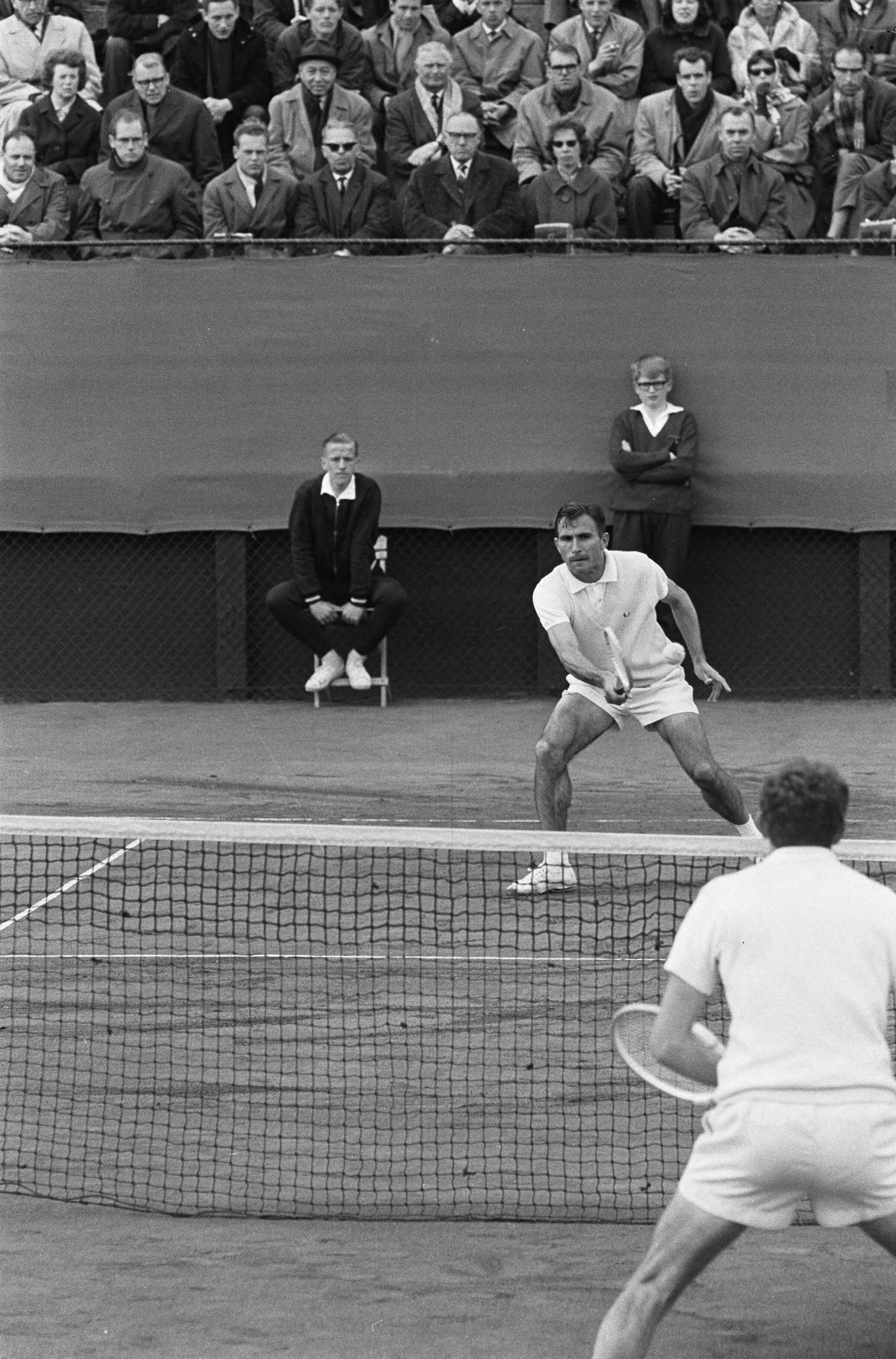 Fotocollectie Anefo — Tennis. Davis Cup. Nederland tegen Hongarije, Tom Okker (voorgrond) tegen Istvan Gulyas. Tom Okker verloor in 3 sets met 3-6, 1-6 en 3-6 — Foto: Pot, Harry / Anefo. Licentie: Set B: Rechtenvrij / Publiek Domein. Bron: Nationaal Archief. http://hdl.handle.net/10648/aa672d68-d0b4-102d-bcf8-003048976d84