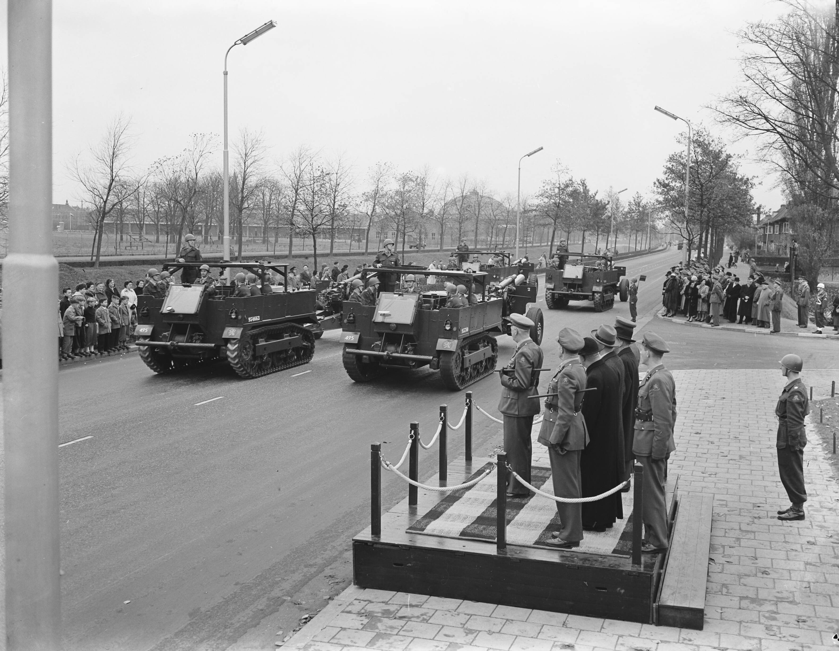Fotocollectie Anefo — Defilé t.g.v. het 10-jarig bestaan van de Artillerieschool te Breda — Foto: Pot, Harry / Anefo. Licentie: Set B: Rechtenvrij / Publiek Domein. Bron: Nationaal Archief. http://hdl.handle.net/10648/a93eacfe-d0b4-102d-bcf8-003048976d84