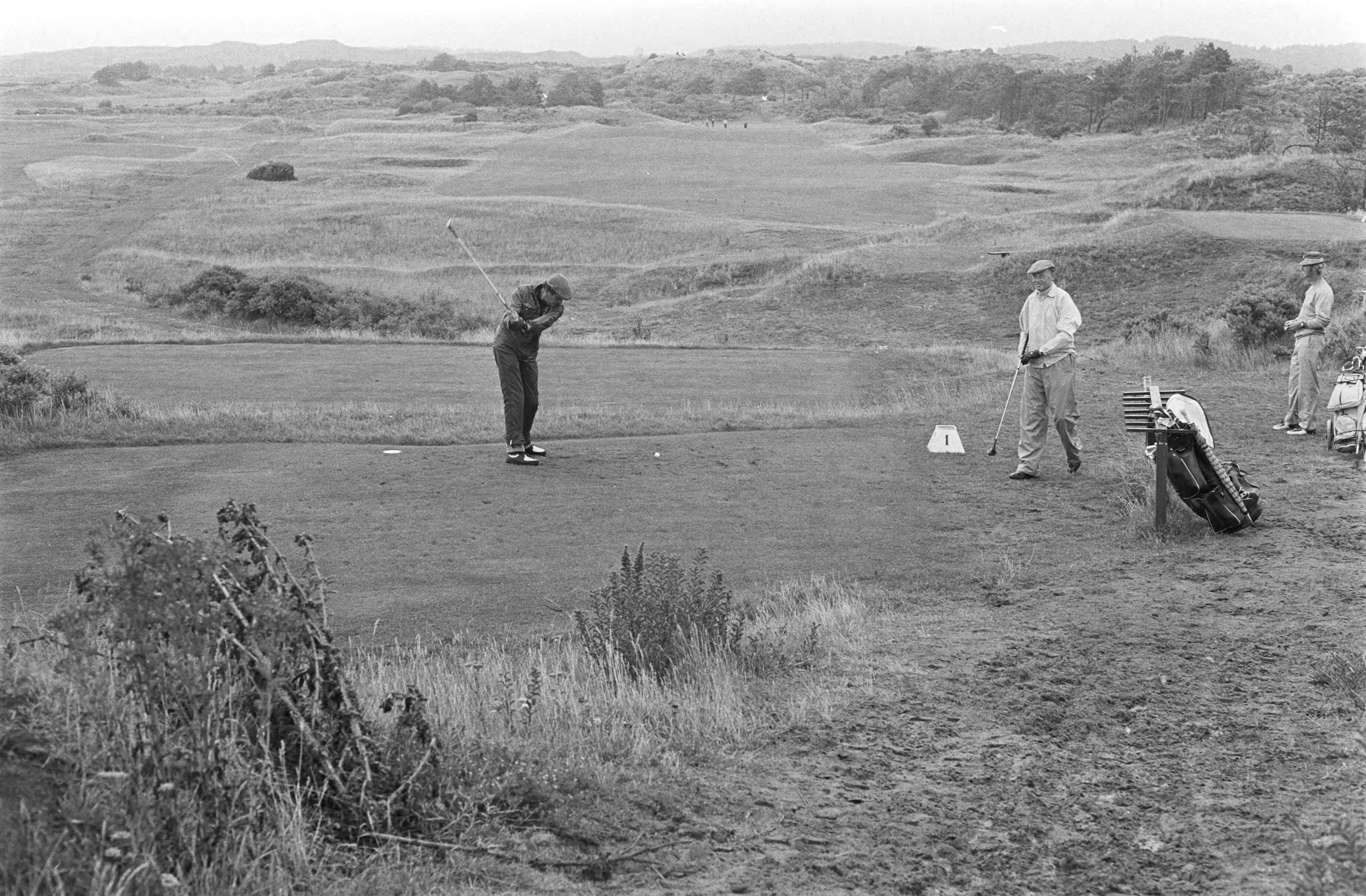 Fotocollectie Anefo — nr. 4 Prins Claus (midden) golft in Zandvoort — Foto: Punt, W. / Anefo. Licentie: Set B: Rechtenvrij / Publiek Domein. Bron: Nationaal Archief. http://hdl.handle.net/10648/abc8df6c-d0b4-102d-bcf8-003048976d84