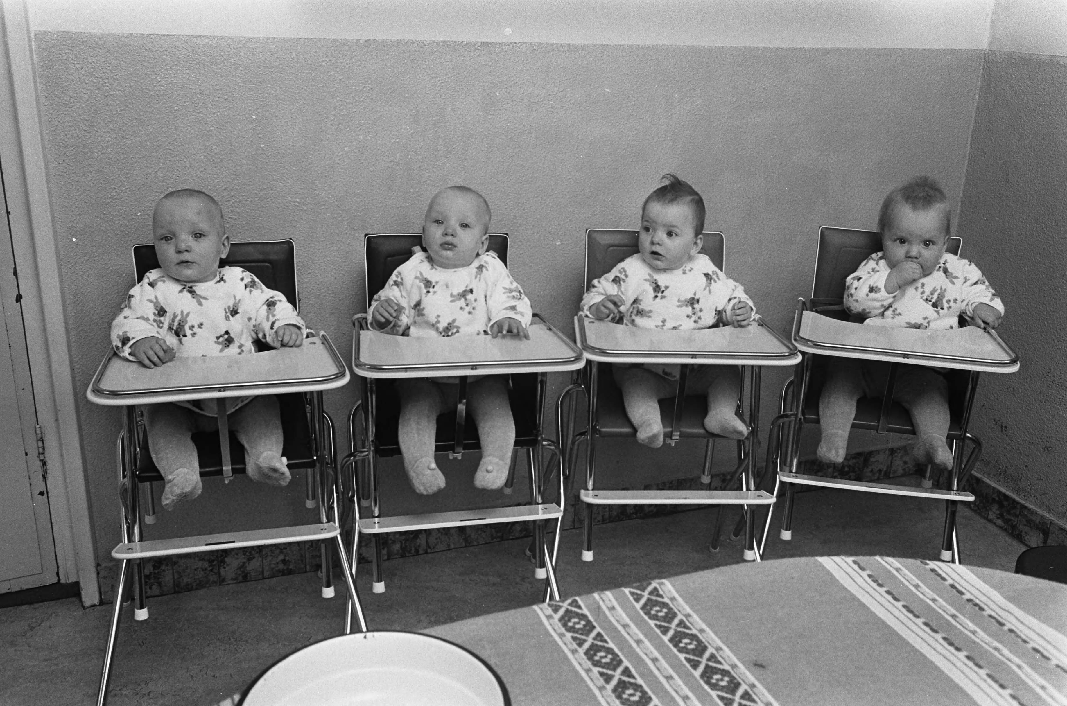 Fotocollectie Anefo — Vierling Verheul in Bodegraven één jaar oud op 5 maart. In de kinderstoel Marcel, Peter, Yvonne en Rienke — Foto: Koch, Eric / Anefo. Licentie: Set B: Rechtenvrij / Publiek Domein. Bron: Nationaal Archief. http://hdl.handle.net/10648/ab8f7c68-d0b4-102d-bcf8-003048976d84