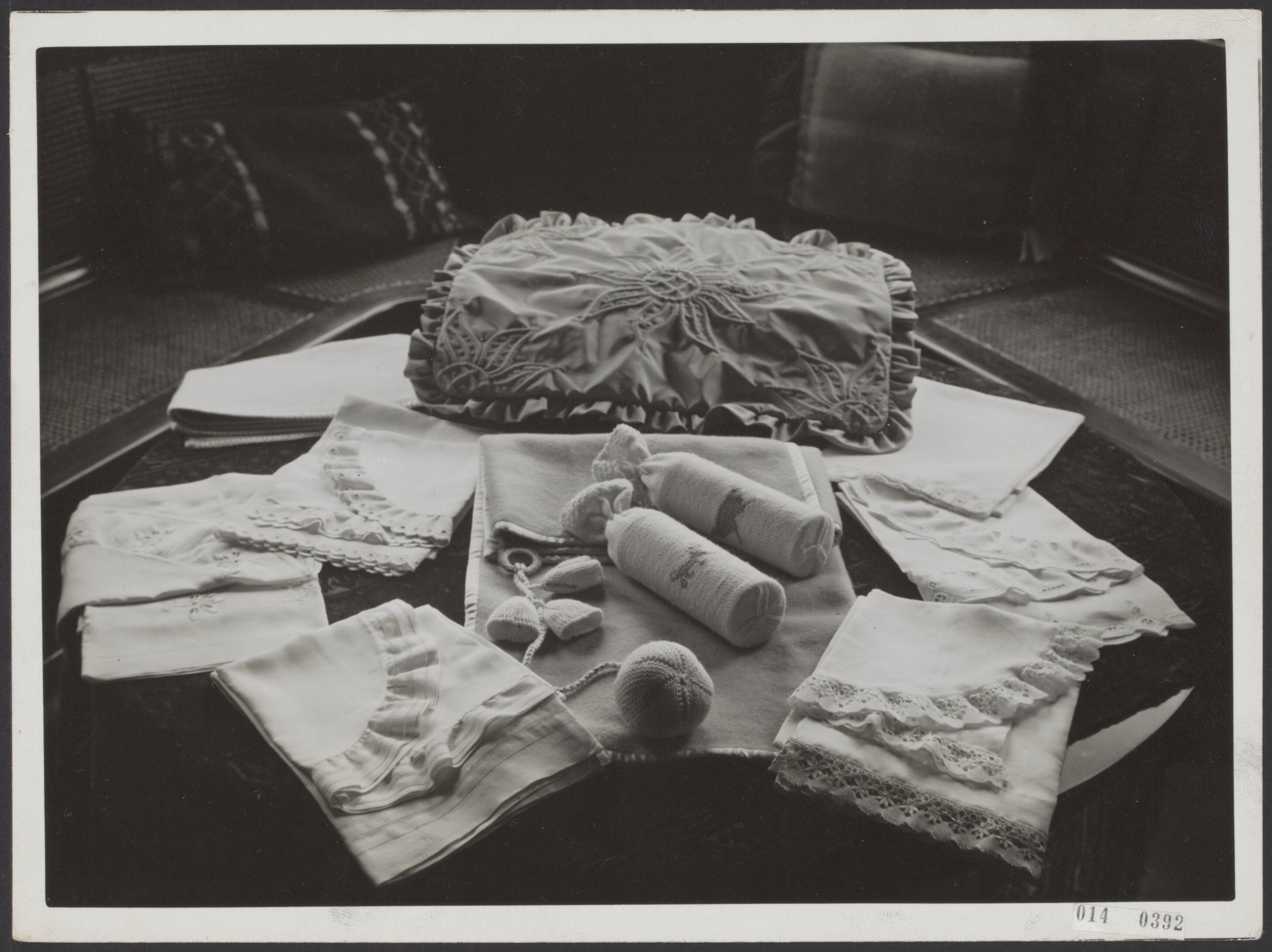 Fotocollectie Elsevier Binnenland — De volledige uitrusting van de wieg welke aan prinses Juliana op het Paleis Soestdijk door het bestuur en de zuster van het 's-Gravenhaagse diaconessen vereniging "Bronovo" werd aangeboden op 5 januari 1938 — Foto: N.V. Polygoon. Licentie: Set B: Rechtenvrij / Publiek Domein. Bron: Nationaal Archief. http://hdl.handle.net/10648/adb07e66-d0b4-102d-bcf8-003048976d84