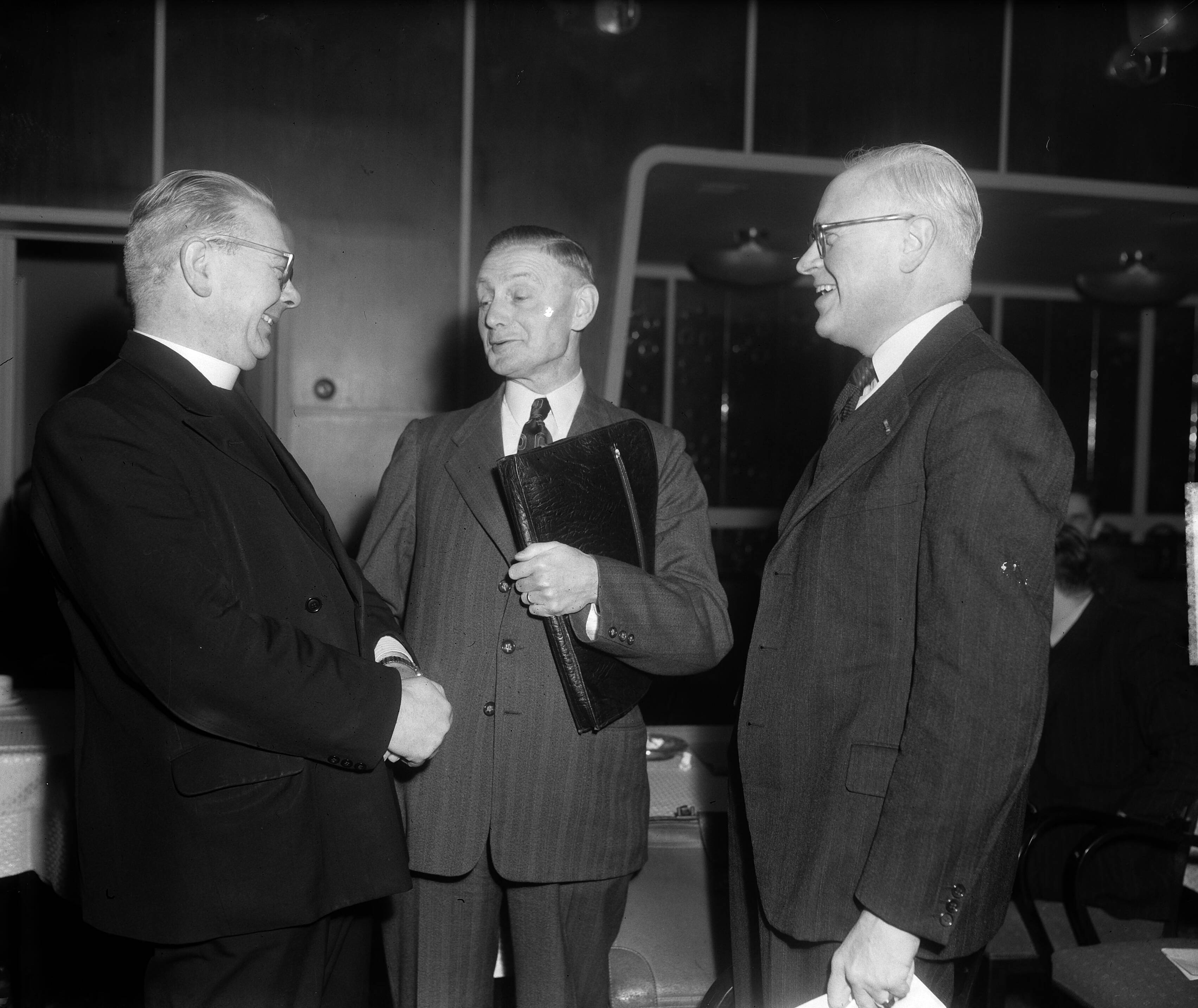 Fotocollectie Anefo — Buitengewone Partijraad van de KVP te Utrecht. Vlnr. dr. S. Stokman O.F.M., partijvoorzitter W.J. Andriessen en C.P.M. Romme — Foto: Duinen, H. van / Anefo. Licentie: Set B: Rechtenvrij / Publiek Domein. Bron: Nationaal Archief. http://hdl.handle.net/10648/a8e3b920-d0b4-102d-bcf8-003048976d84