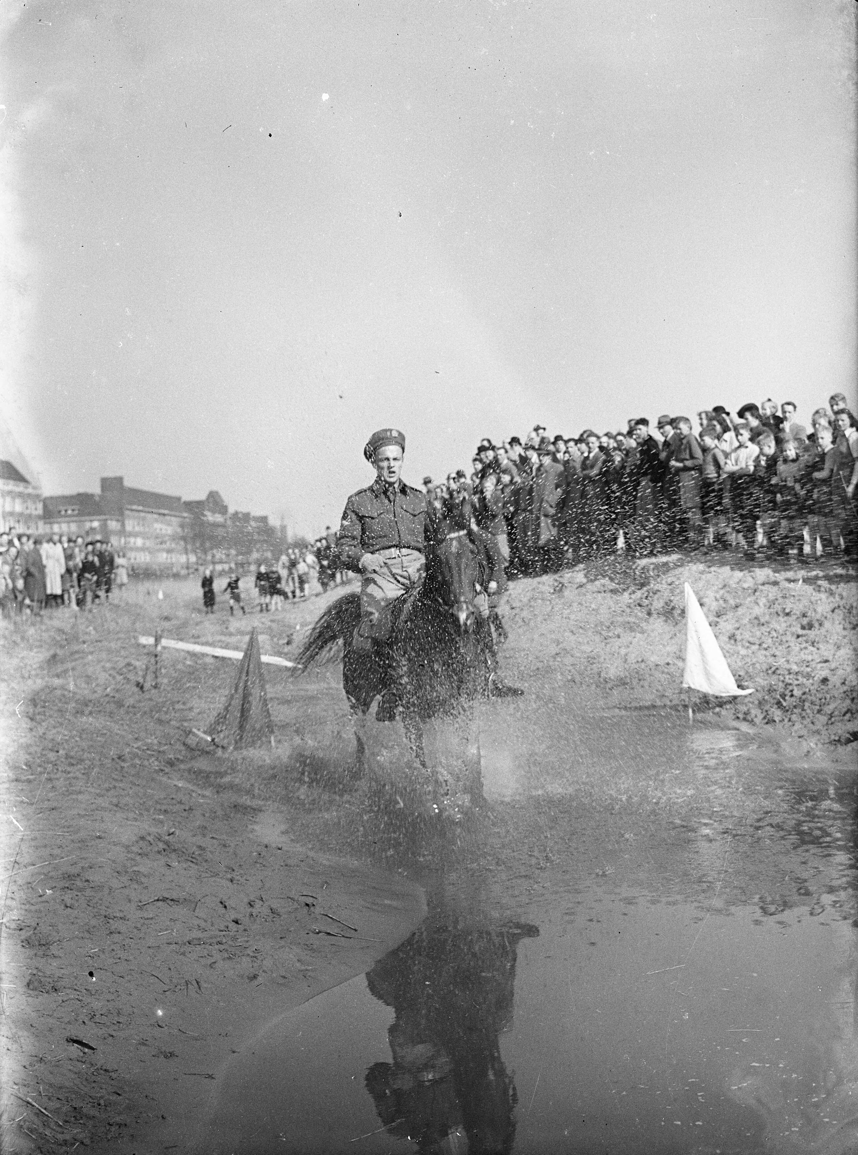Cross-Country Amsterdam — Foto: Sagers, Harry / Anefo. — Licentie: Set B: Rechtenvrij / Publiek Domein. Bron: Nationaal Archief. http://hdl.handle.net/10648/a8a6c358-d0b4-102d-bcf8-003048976d84
