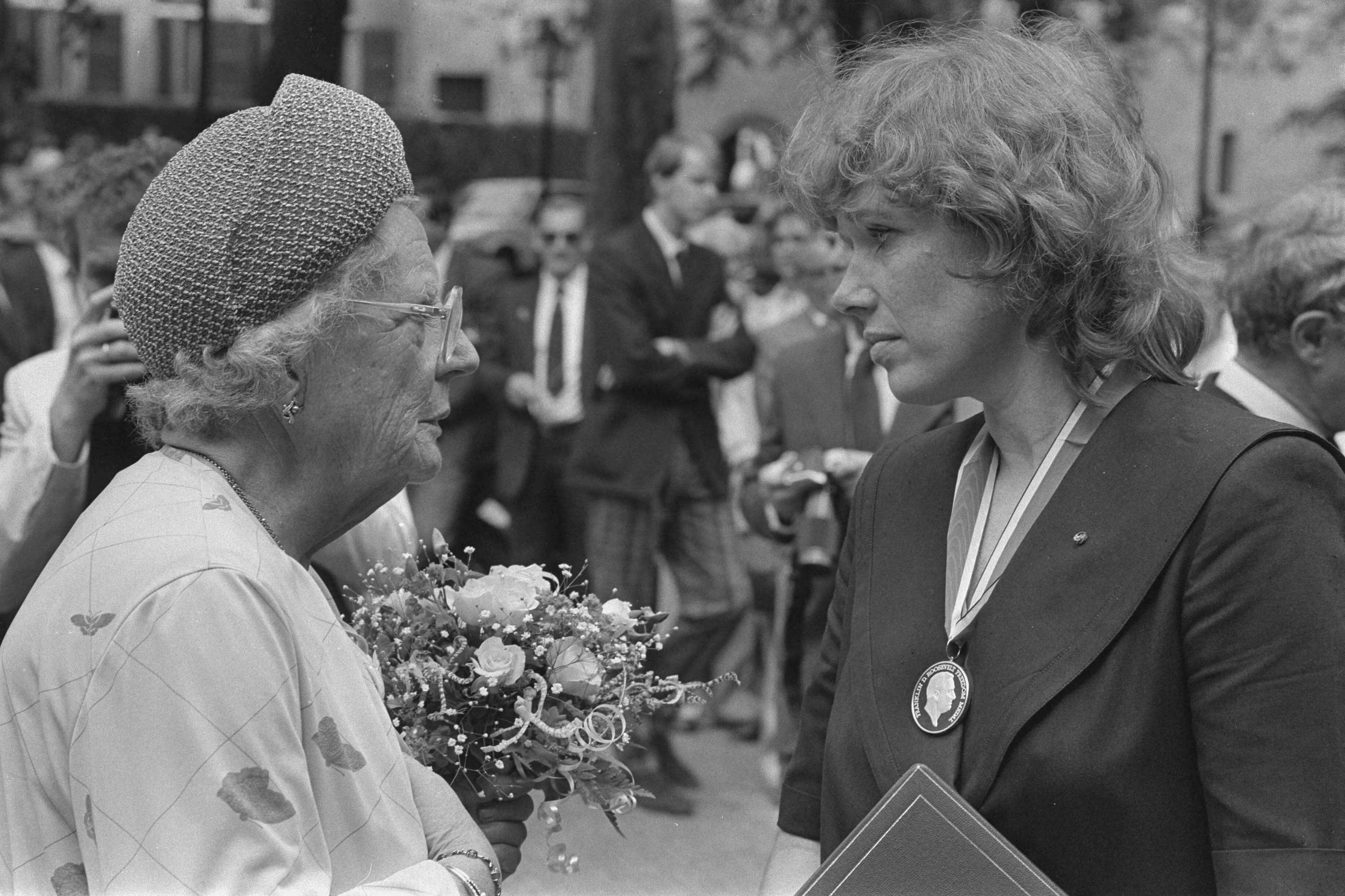 Fotocollectie Anefo — Prinses Juliana bij uitreiking Four Freedoms Awards in Middelburg; Prinses Juliana en Liv Ullman — Foto: Croes, Rob C. / Anefo. Licentie: Set B: Rechtenvrij / Publiek Domein. Bron: Nationaal Archief. http://hdl.handle.net/10648/ad3a7cde-d0b4-102d-bcf8-003048976d84
