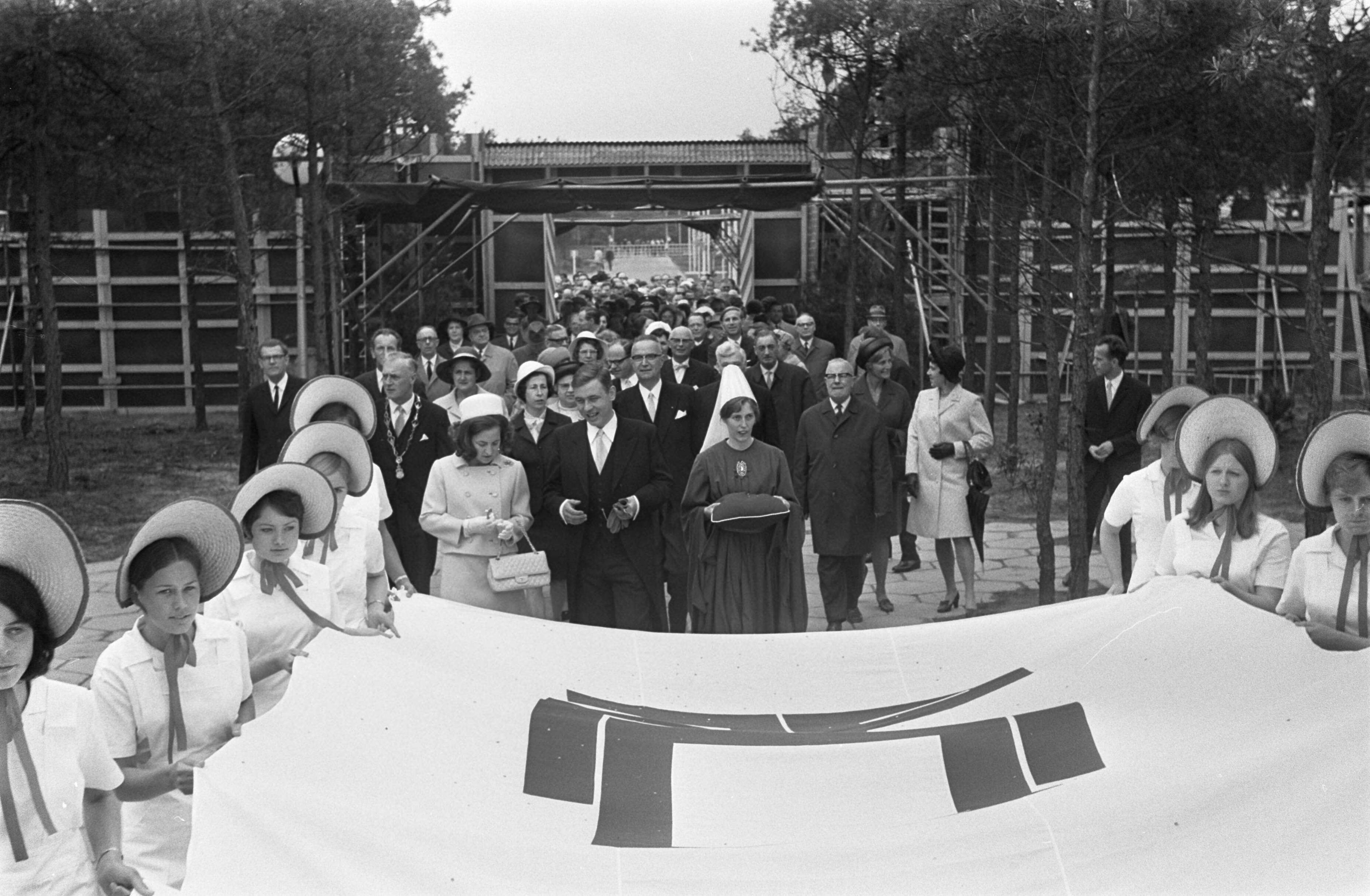 Fotocollectie Anefo — HKH Prinses Margriet opent Christelijk Centrum voor Geesteszwakken " De Hartenberg " te Ede (Wekerom) — Foto: Evers, Joost / Anefo. Licentie: Set B: Rechtenvrij / Publiek Domein. Bron: Nationaal Archief. http://hdl.handle.net/10648/ab6a000a-d0b4-102d-bcf8-003048976d84