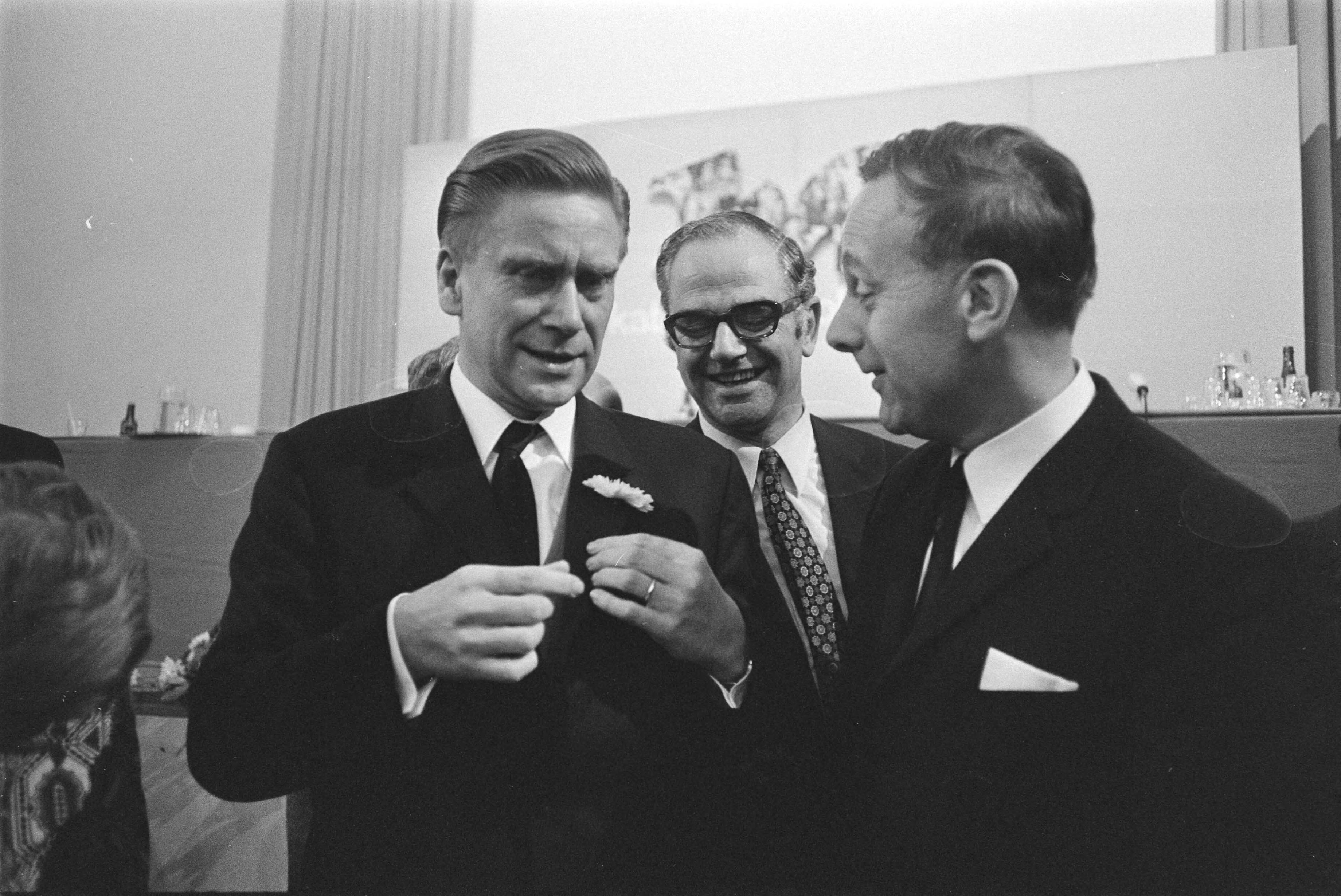 Fotocollectie Anefo — KVP-Partijraad in Den Haag ; v.l.n.r. Veringa, voorzitte Van der Stee , prof. Steenkamp — Foto: Koch, Eric / Anefo. Licentie: Set B: Rechtenvrij / Publiek Domein. Bron: Nationaal Archief. http://hdl.handle.net/10648/aba9332e-d0b4-102d-bcf8-003048976d84