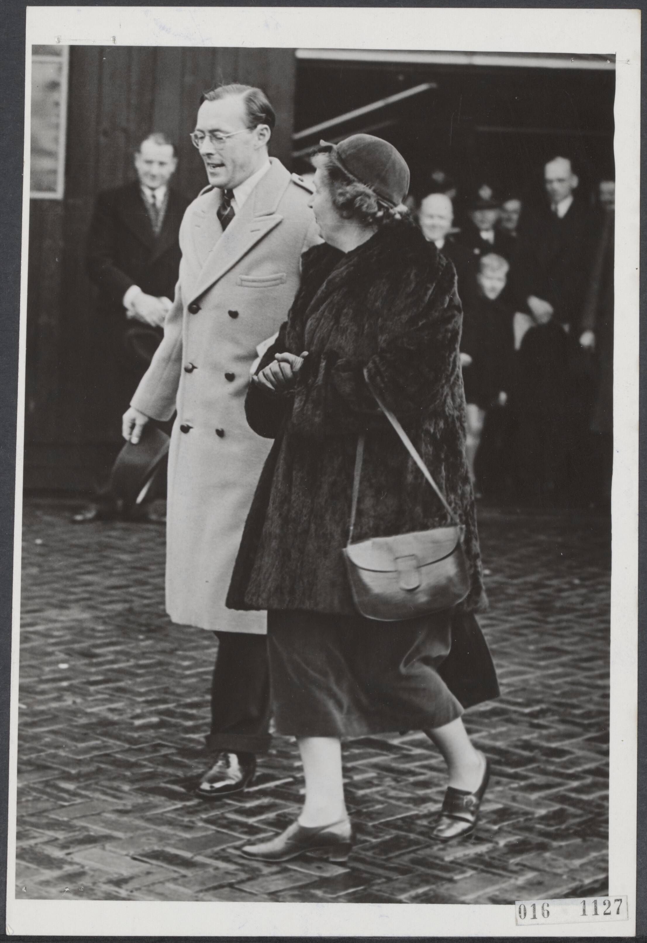 Fotocollectie Elsevier Binnenland — Vertrek van Soesterberg van koningin Juliana en prins Bernhard naar Sankt Anton in Oostenrijk en Zuid-Amerika. De aankomst op het vliegveld — Foto: Fotograaf Onbekend / Anefo. Licentie: Set B: Rechtenvrij / Publiek Domein. Bron: Nationaal Archief. http://hdl.handle.net/10648/adbb7708-d0b4-102d-bcf8-003048976d84