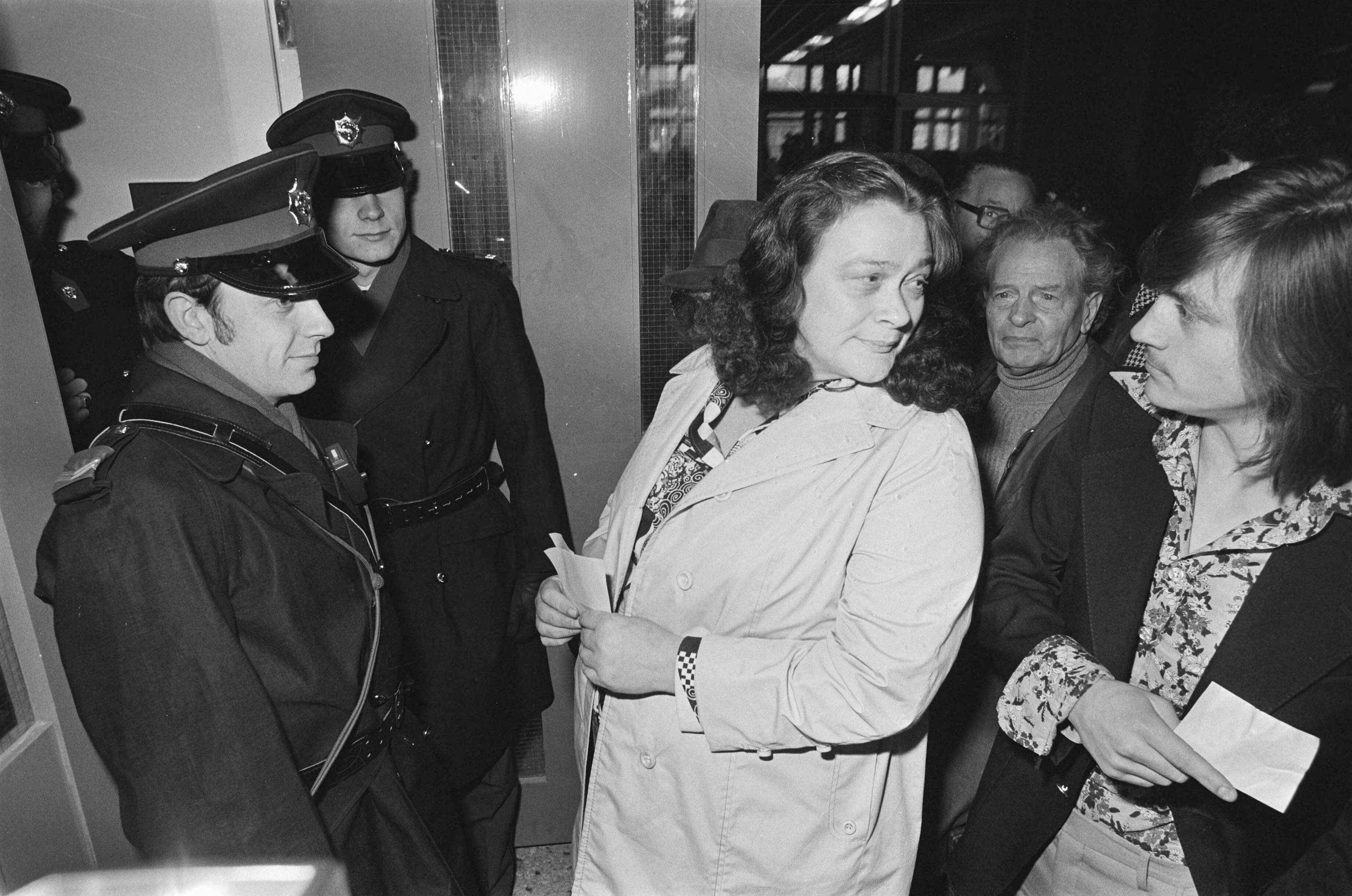 Fotocollectie Anefo — Verdachten Scheveningse gijzelingszaak voorgekomen in Den Haag ; moeder en broer van Daan de Nie — Foto: Mieremet, Rob / Anefo. Licentie: Set B: Rechtenvrij / Publiek Domein. Bron: Nationaal Archief. http://hdl.handle.net/10648/ac627618-d0b4-102d-bcf8-003048976d84