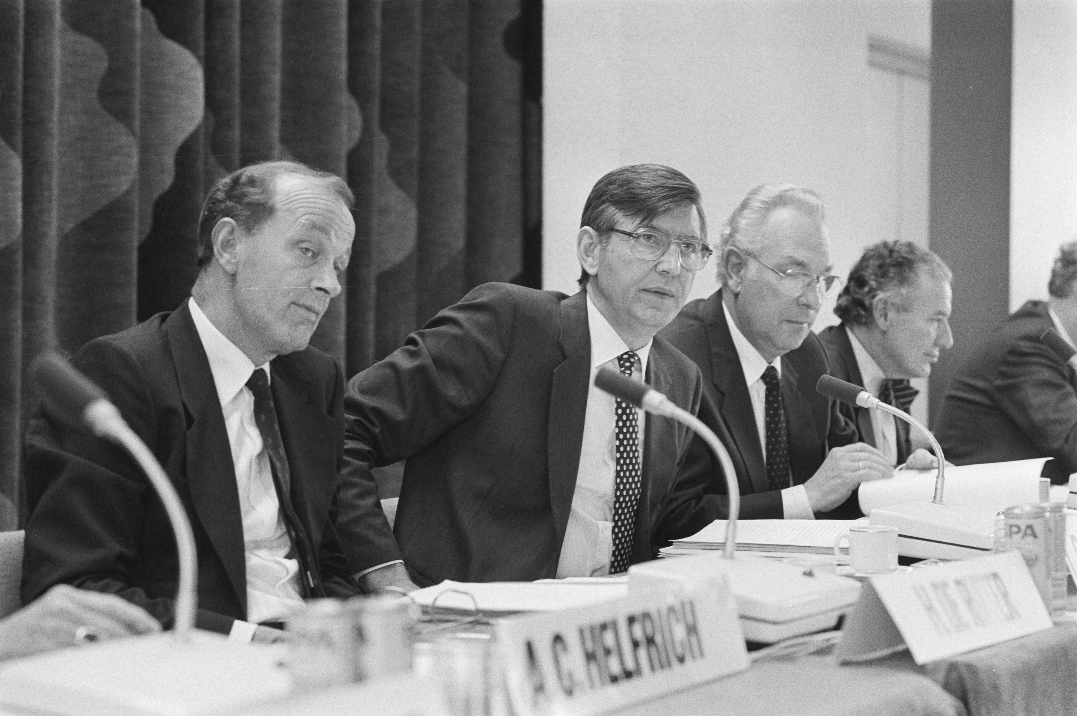 Fotocollectie Anefo — Persconferentie Shell in Den Haag over jaarcijfers '84; ir. H. de Ruiter , ir. L. C. van Wachem en ir. J. H. Choufoer — Foto: Croes, Rob C. / Anefo. Licentie: Set B: Rechtenvrij / Publiek Domein. Bron: Nationaal Archief. http://hdl.handle.net/10648/ad443828-d0b4-102d-bcf8-003048976d84