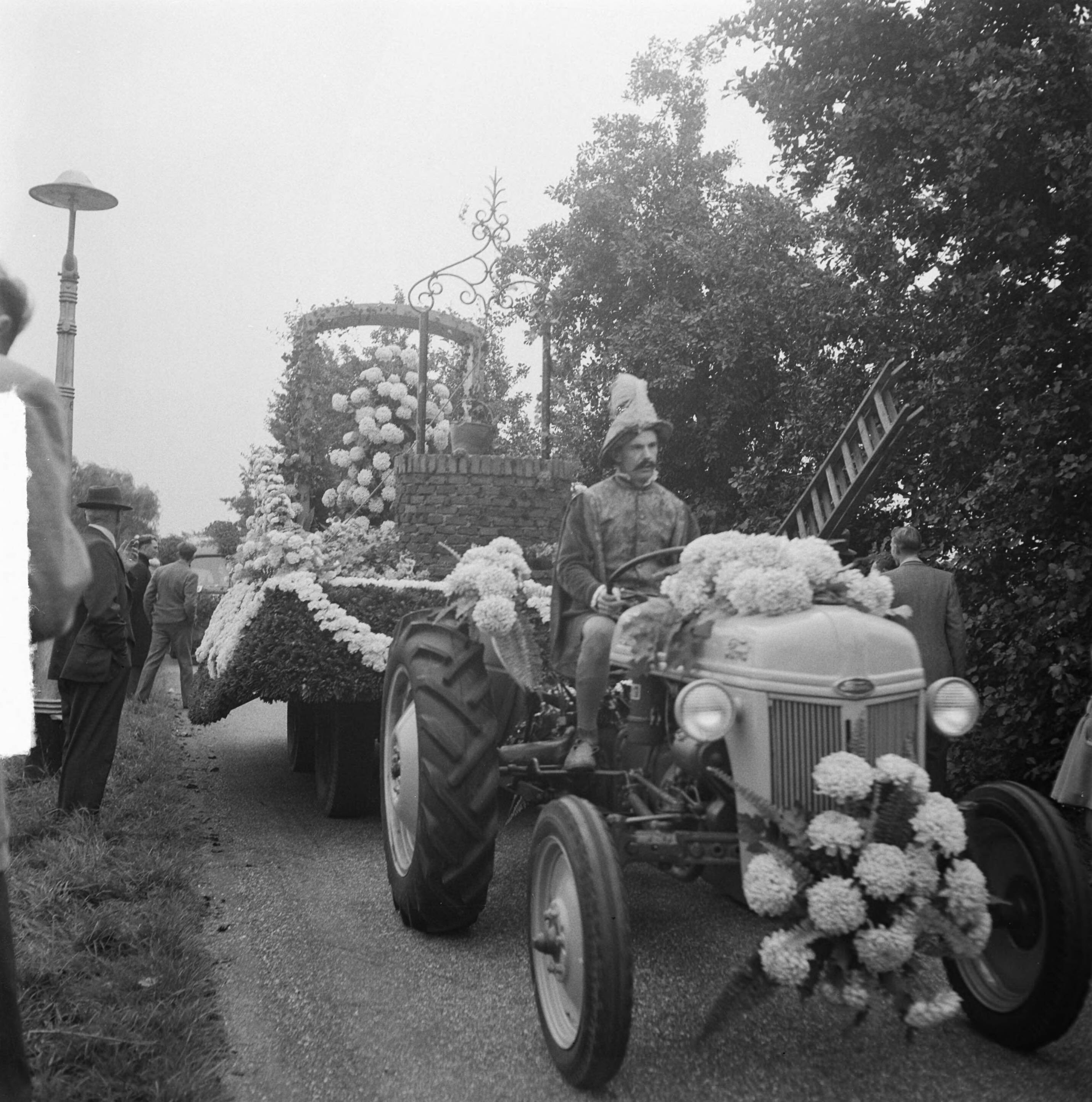 Fotocollectie Anefo — Bloemencorso Aalsmeer — Foto: Pot, Harry / Anefo. Licentie: Set B: Rechtenvrij / Publiek Domein. Bron: Nationaal Archief. http://hdl.handle.net/10648/a8deb5ce-d0b4-102d-bcf8-003048976d84