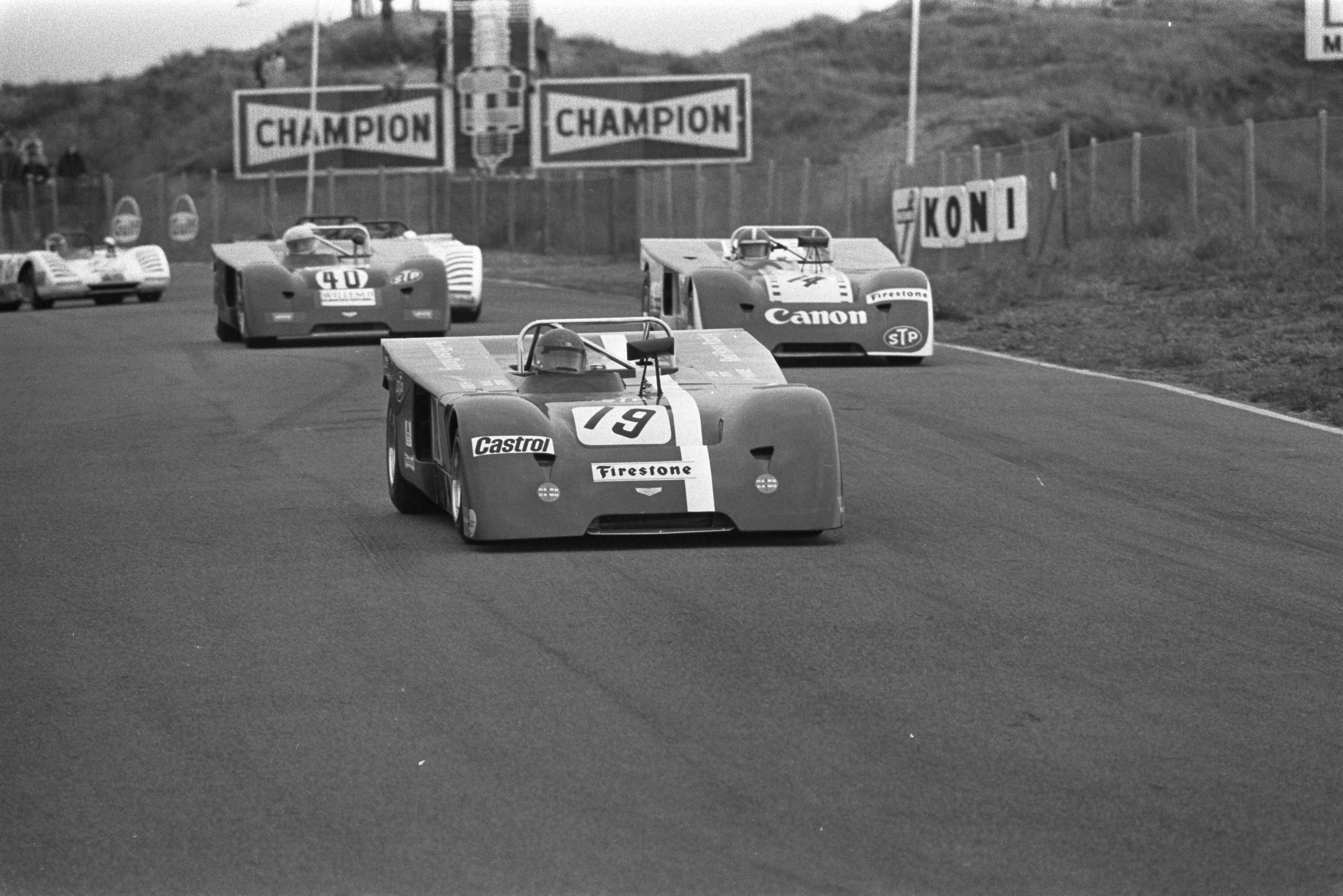 Fotocollectie Anefo — Autoraces "Trophy of the Dunes" , Zandvoort, nr. 4A Liane Engeman kop — Foto: Evers, Joost / Anefo. Licentie: Set B: Rechtenvrij / Publiek Domein. Bron: Nationaal Archief. http://hdl.handle.net/10648/abd05968-d0b4-102d-bcf8-003048976d84