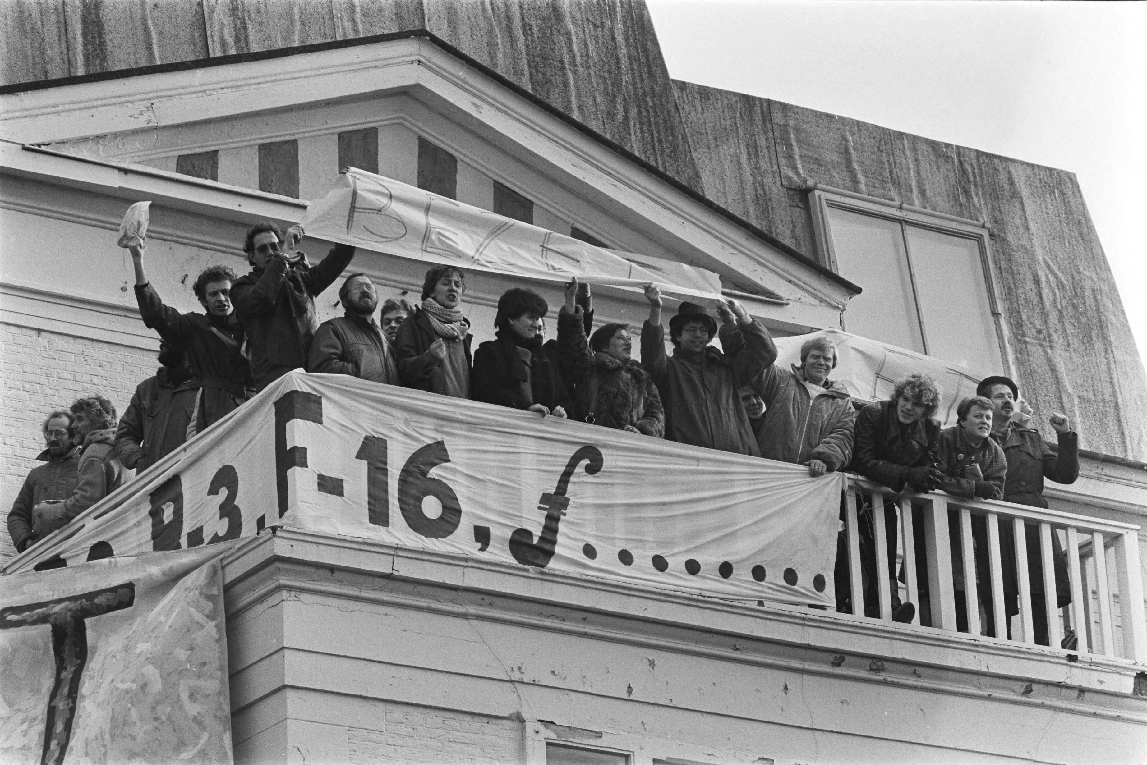 Fotocollectie Anefo — Kunstenaars bezetten een pand van premier Lubbers in Scheveningen; de kunstenaars op het balkon — Foto: Antonisse, Marcel / Anefo. Licentie: Set B: Rechtenvrij / Publiek Domein. Bron: Nationaal Archief. http://hdl.handle.net/10648/ad3280d8-d0b4-102d-bcf8-003048976d84