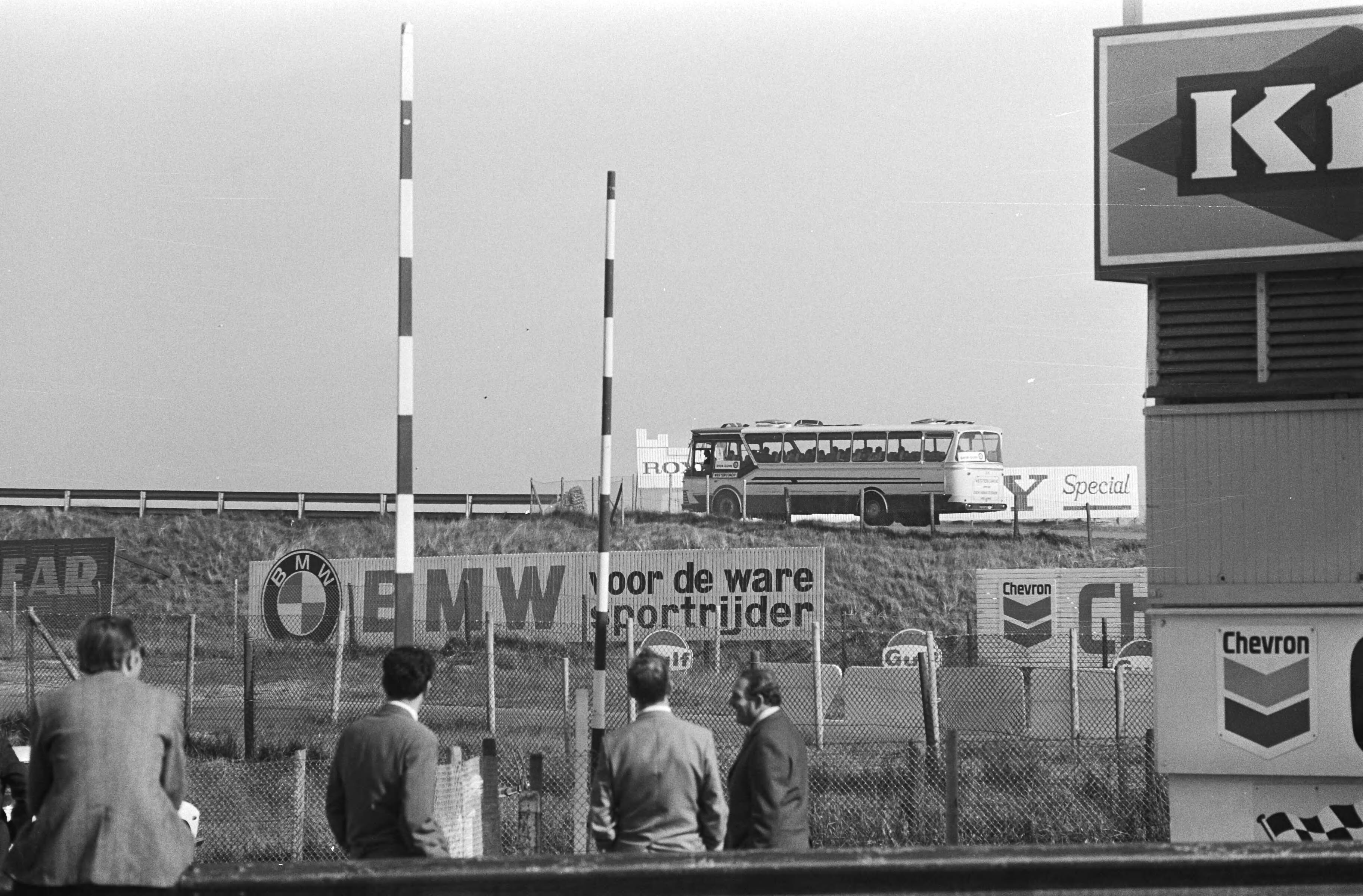 Demonstratie van de Shur-Guide stuurstabilisator voor auto's op het circuit — Bus rijdt met een snelheid van 80 km over enkele stammen — Foto: Fotograaf Onbekend / Anefo. Licentie: Set B: Rechtenvrij / Publiek Domein. Bron: Nationaal Archief. http://hdl.handle.net/10648/abbe9584-d0b4-102d-bcf8-003048976d84