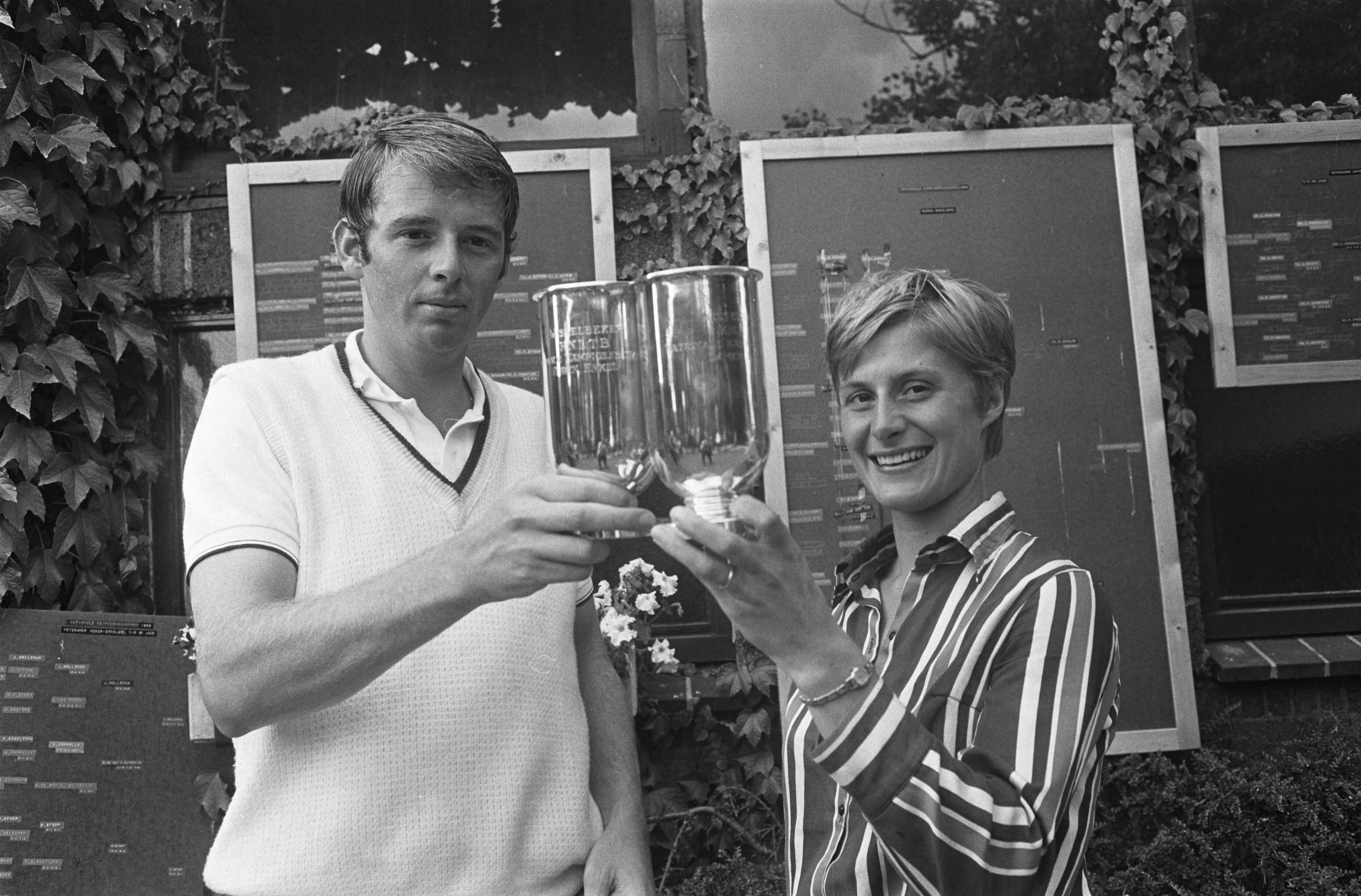 Fotocollectie Anefo — Tenniskampioenschappen, Scheveningen: l. Nick Fleury (kampioen) en Marijke Schaar (kampioen) met bekers — Foto: Koch, Eric / Anefo. Licentie: Set B: Rechtenvrij / Publiek Domein. Bron: Nationaal Archief. http://hdl.handle.net/10648/ab76846a-d0b4-102d-bcf8-003048976d84