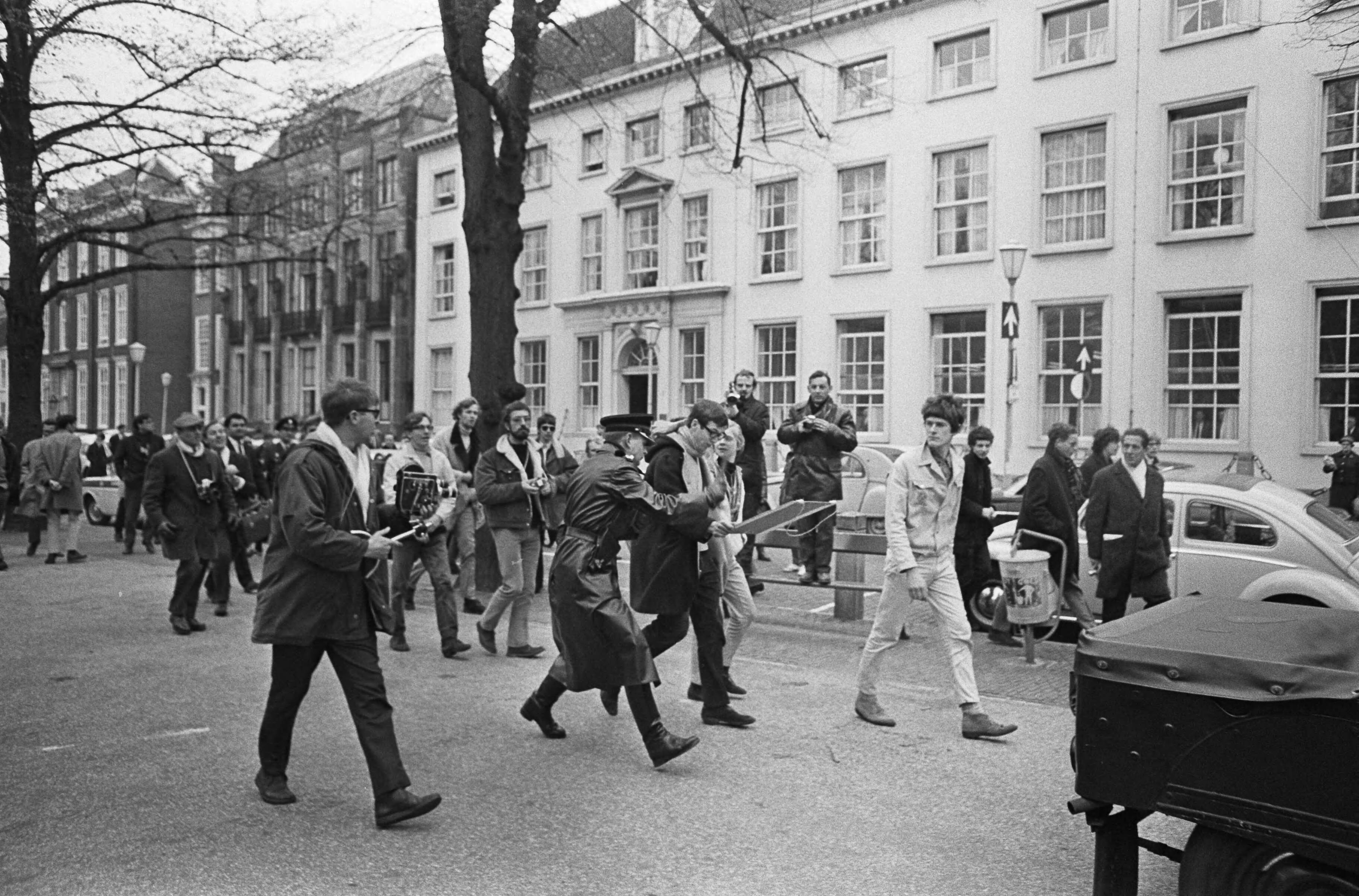 Fotocollectie Anefo — Pro-Vietnam demonstratie in Den Haag — Foto: Kroon, Ron / Anefo. Licentie: Set B: Rechtenvrij / Publiek Domein. Bron: Nationaal Archief. http://hdl.handle.net/10648/ab16188c-d0b4-102d-bcf8-003048976d84