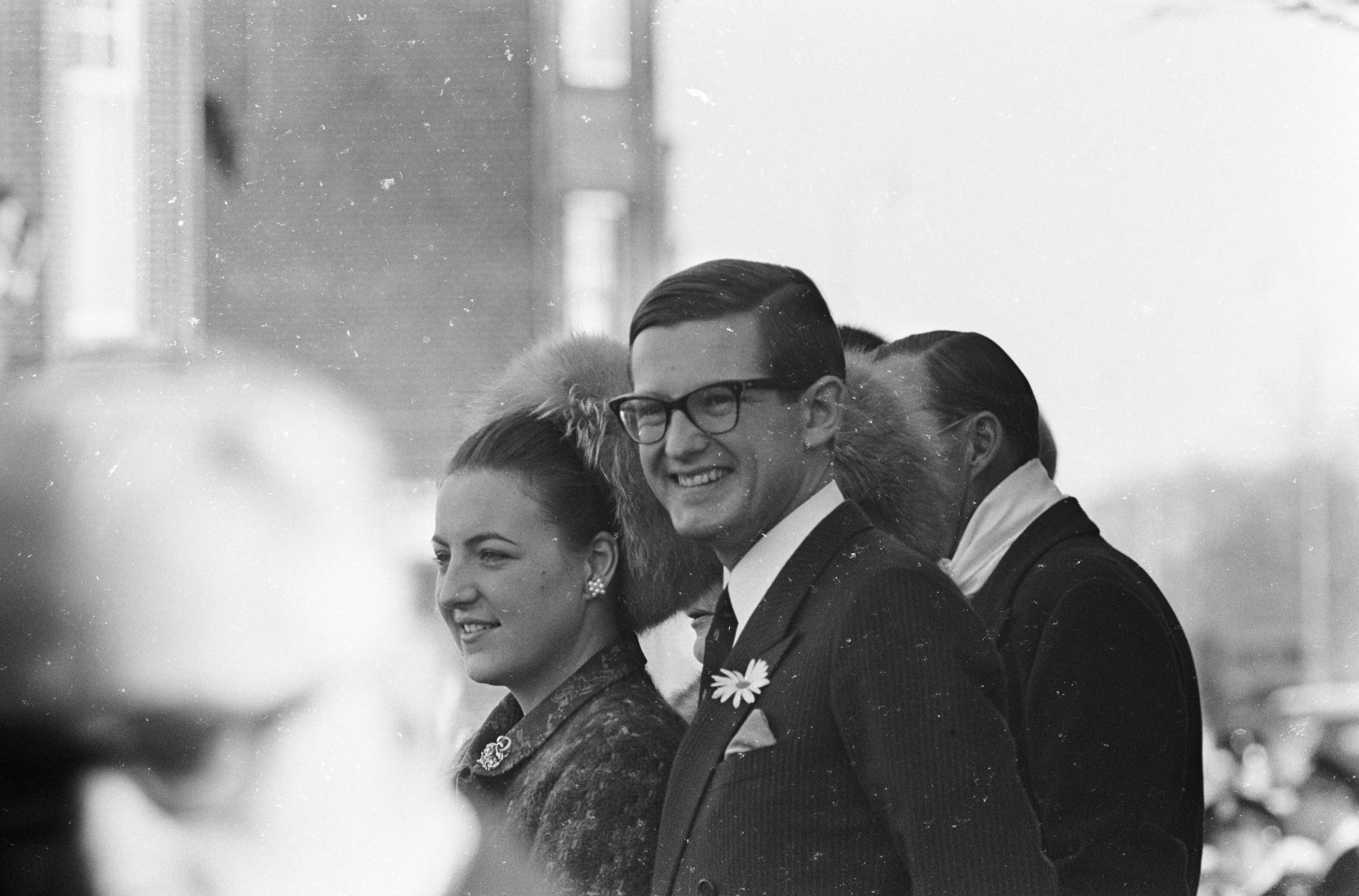 Fotocollectie Anefo — Bruidspaar in Den Haag — Foto: Koch, Eric / Anefo. Licentie: Set B: Rechtenvrij / Publiek Domein. Bron: Nationaal Archief. http://hdl.handle.net/10648/ab0b526c-d0b4-102d-bcf8-003048976d84