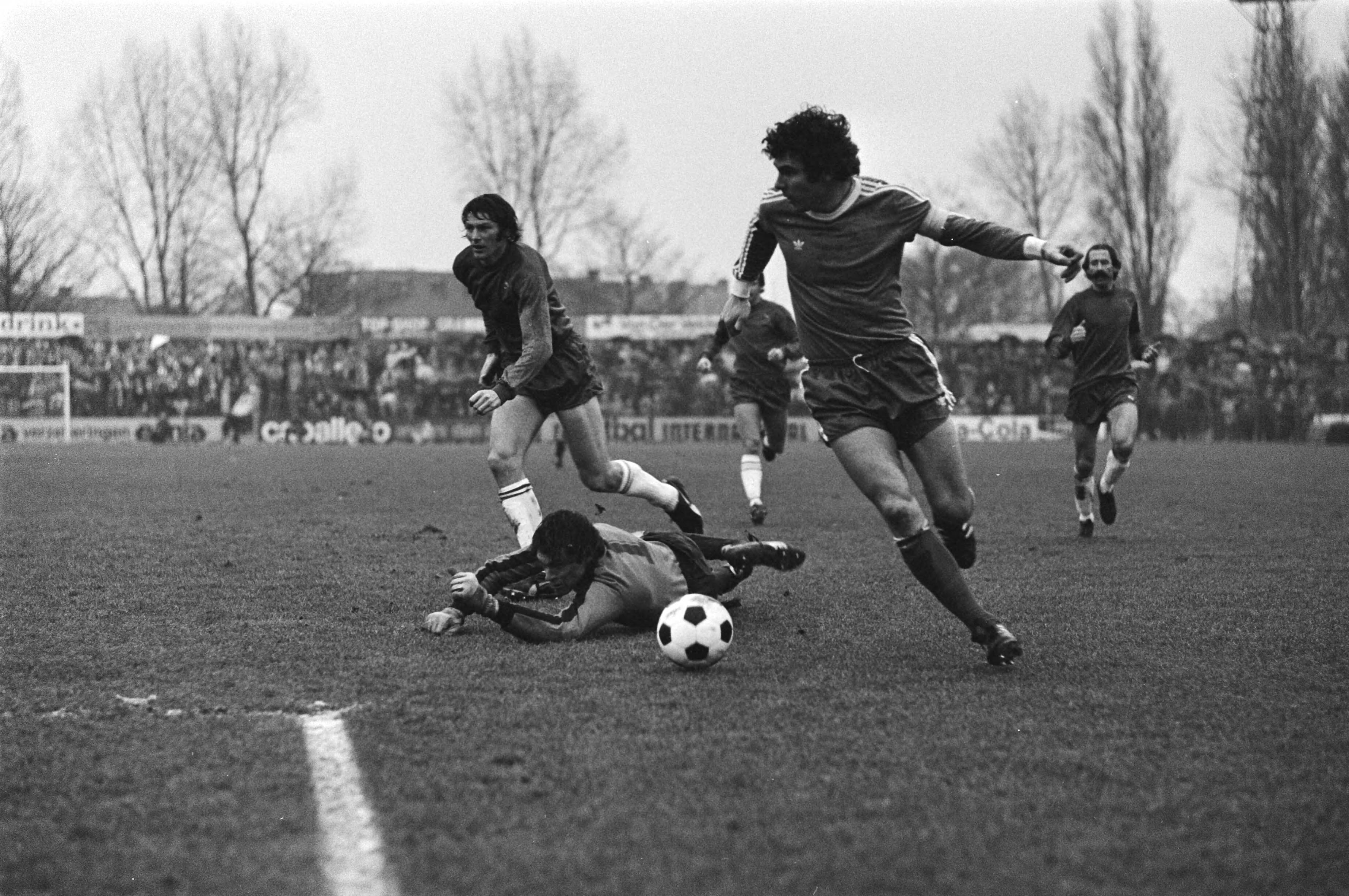 Fotocollectie Anefo — Haarlem tegen AZ67; Van Hanegem passeert doelman Boers en scoort 1-0 — Foto: Suyk, Koen / Anefo. Licentie: Set B: Rechtenvrij / Publiek Domein. Bron: Nationaal Archief. http://hdl.handle.net/10648/aca7fcce-d0b4-102d-bcf8-003048976d84