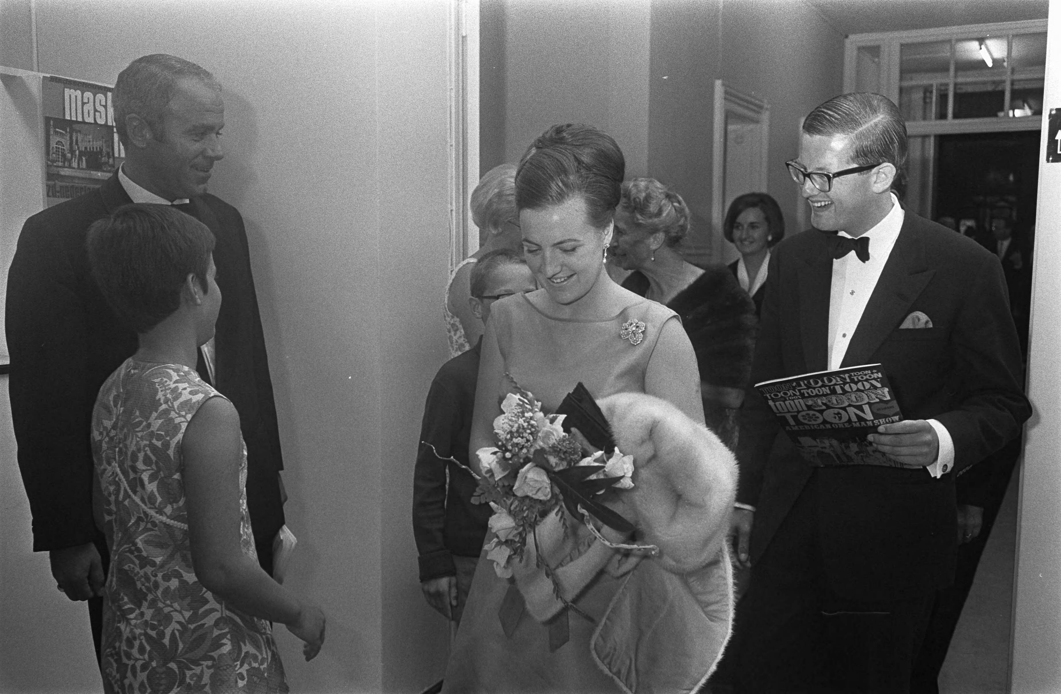 Gala première Toon Hermans te Maastricht — Prinses Margriet en Pieter van Vollenhoven bezoeken de gala première — Foto: Fotograaf Onbekend / Anefo. Licentie: Set B: Rechtenvrij / Publiek Domein. Bron: Nationaal Archief. http://hdl.handle.net/10648/ab49dd2a-d0b4-102d-bcf8-003048976d84