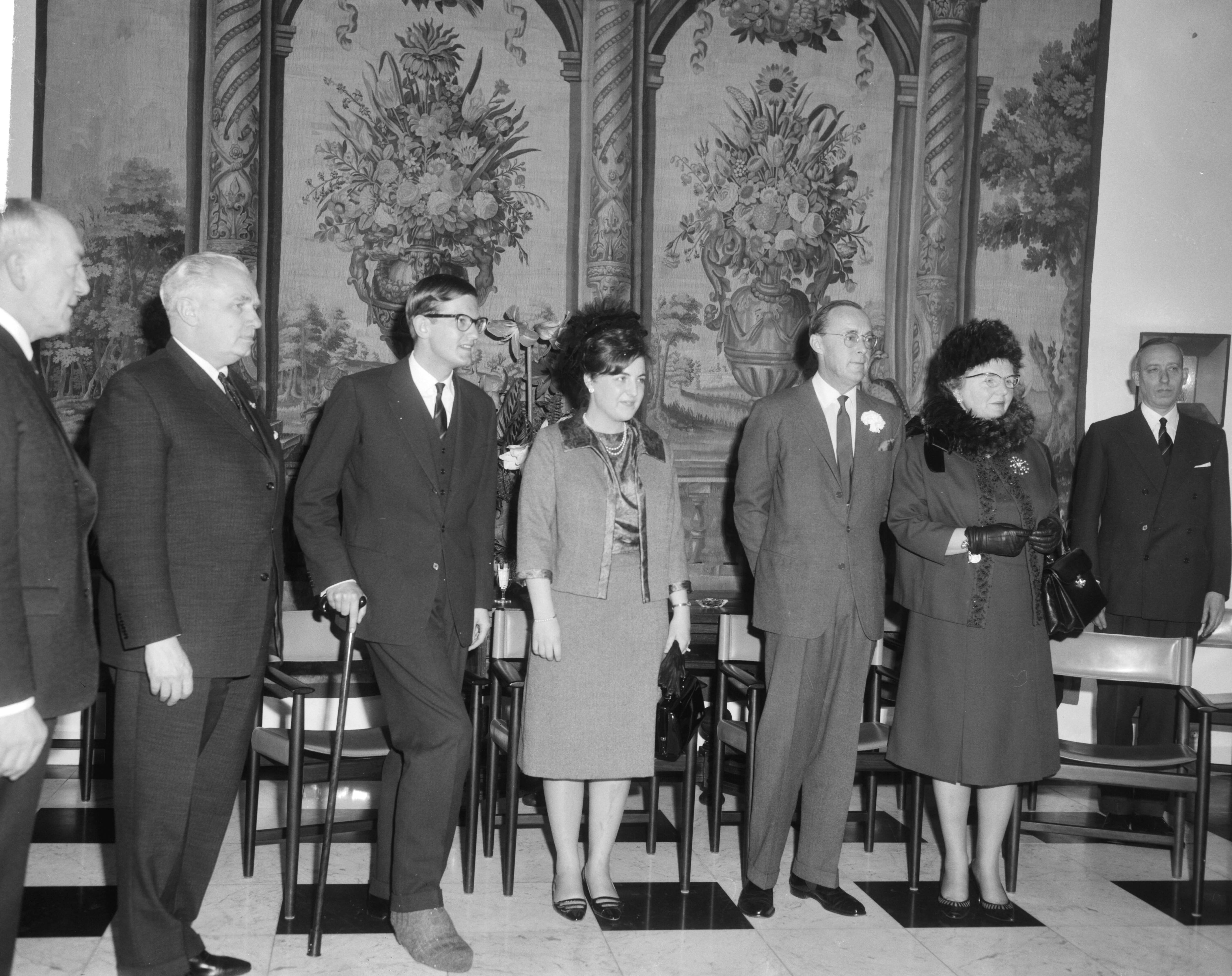Verloofde paar prinses Margriet en Pieter van Vollenhoven in Den Haag — Verloofde paar in Den Haag , Koningin, Prins en verloofd paar luisteren naar gelukwensen van beide kamervoorzitter — Foto: Bilsen, Joop van / Anefo. Licentie: Set B: Rechtenvrij / Publiek Domein. Bron: Nationaal Archief. http://hdl.handle.net/10648/aa98a942-d0b4-102d-bcf8-003048976d84