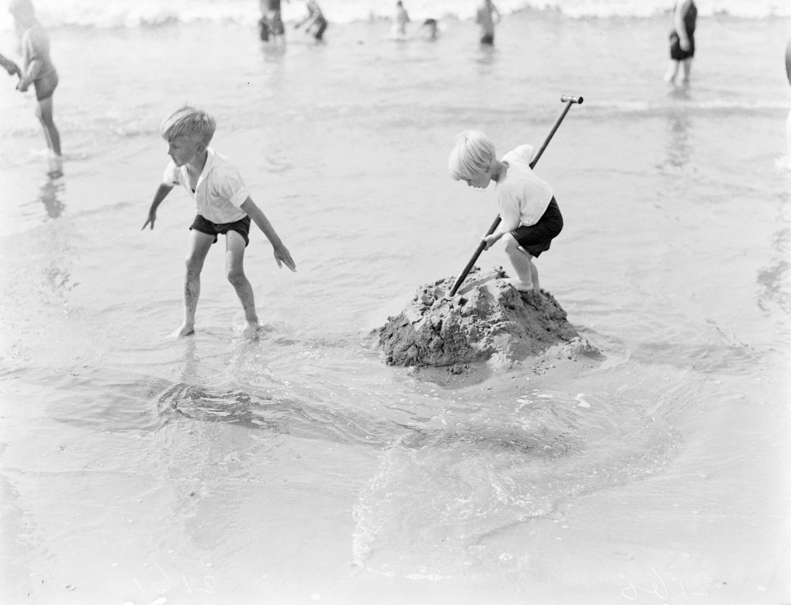 Scheveningen. — Twee kinderen op het strand in Scheveningen — Foto: Poll, Willem van de. Licentie: Set B: Rechtenvrij / Publiek Domein. Bron: Nationaal Archief. http://hdl.handle.net/10648/aea9f2b6-d0b4-102d-bcf8-003048976d84