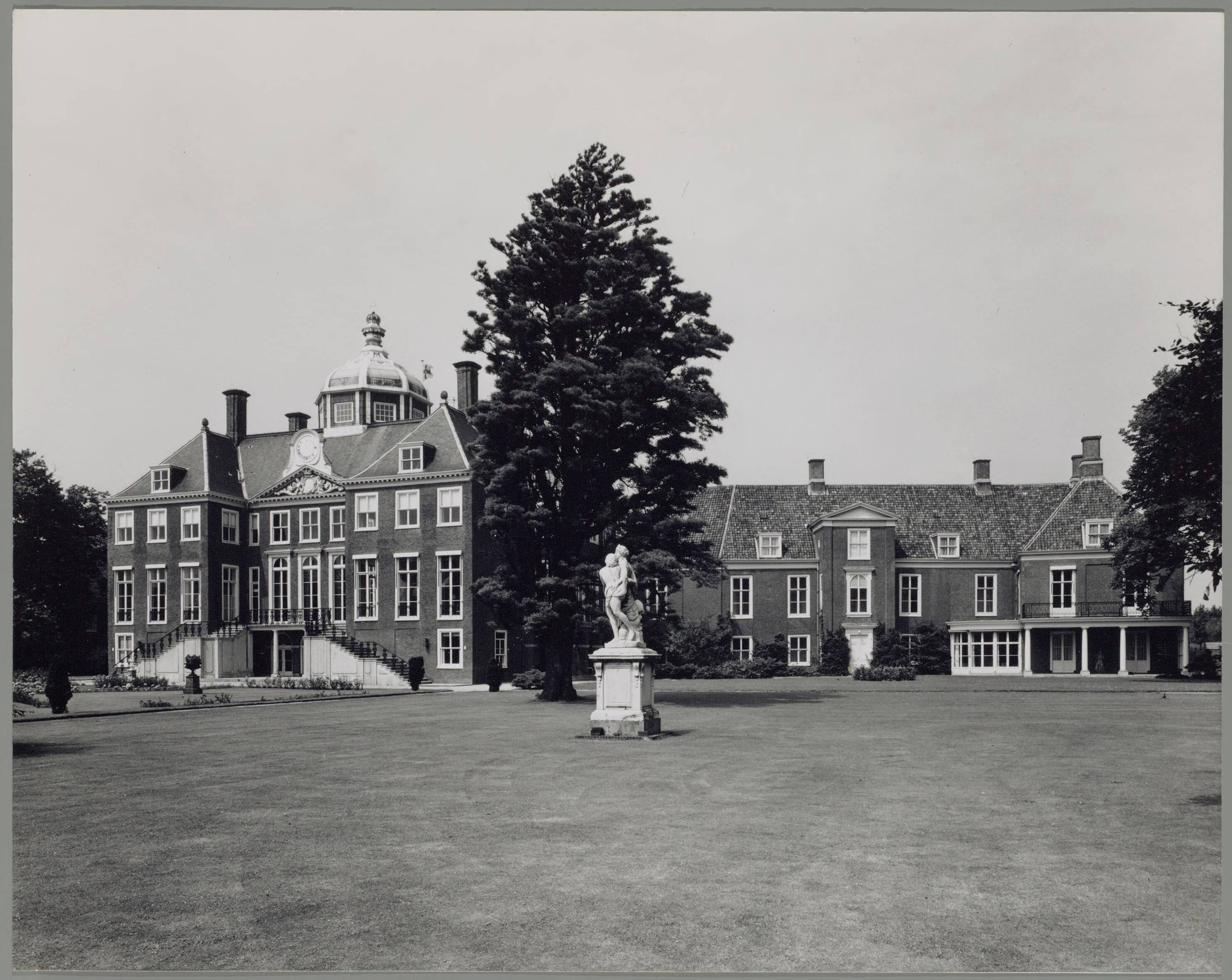 Paleis Huis ten Bosch te Den Haag — Exterieur — Foto: Hofmeester, Bart / RVD. Licentie: Set B: Rechtenvrij / Publiek Domein. Bron: Nationaal Archief. http://hdl.handle.net/10648/afa92006-d0b4-102d-bcf8-003048976d84