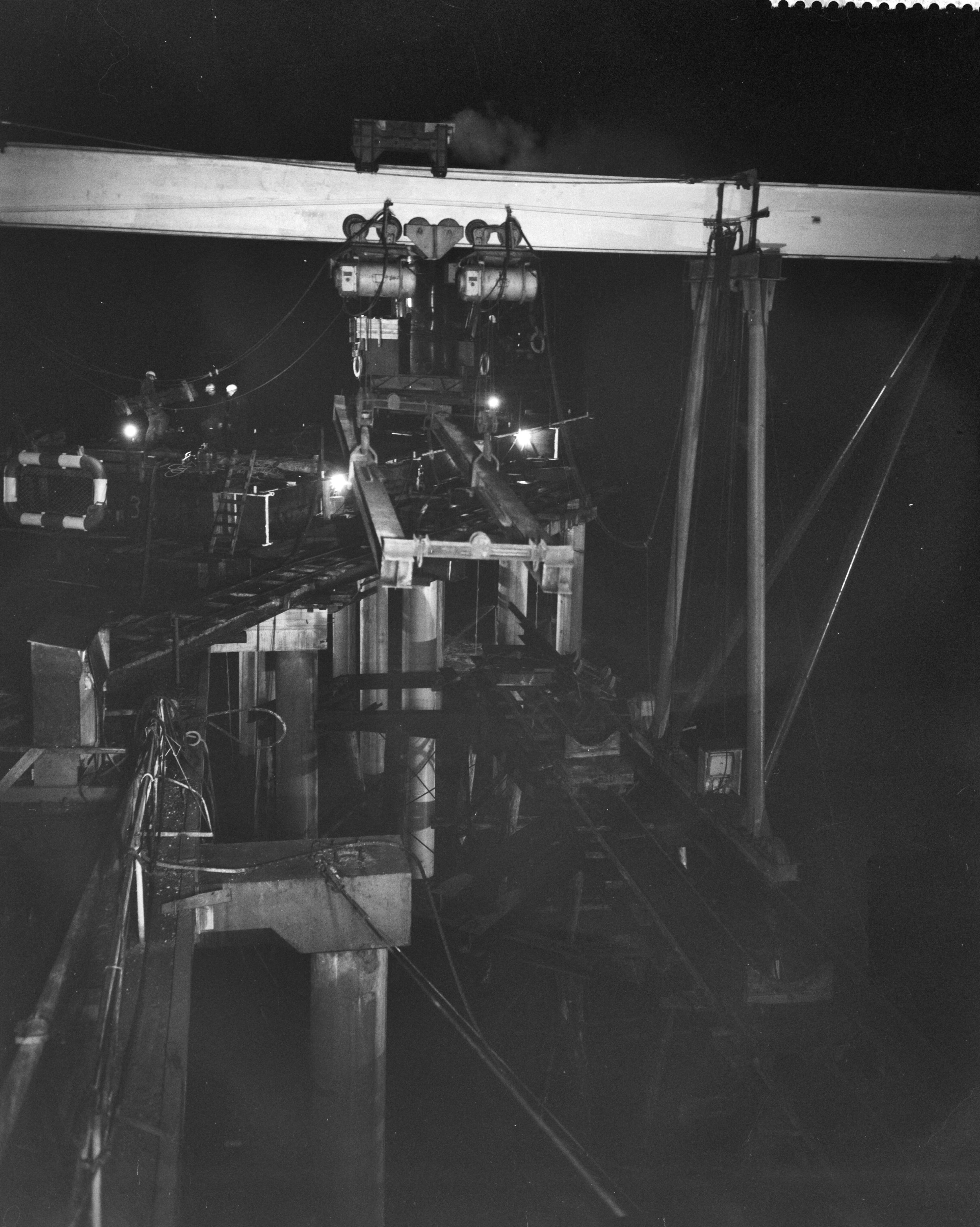 Fotocollectie Anefo — Werkzaamheden aan de pier te Scheveningen in de avond — Foto: Behrens, Herbert F. / Anefo. Licentie: Set B: Rechtenvrij / Publiek Domein. Bron: Nationaal Archief. http://hdl.handle.net/10648/a9c089f4-d0b4-102d-bcf8-003048976d84