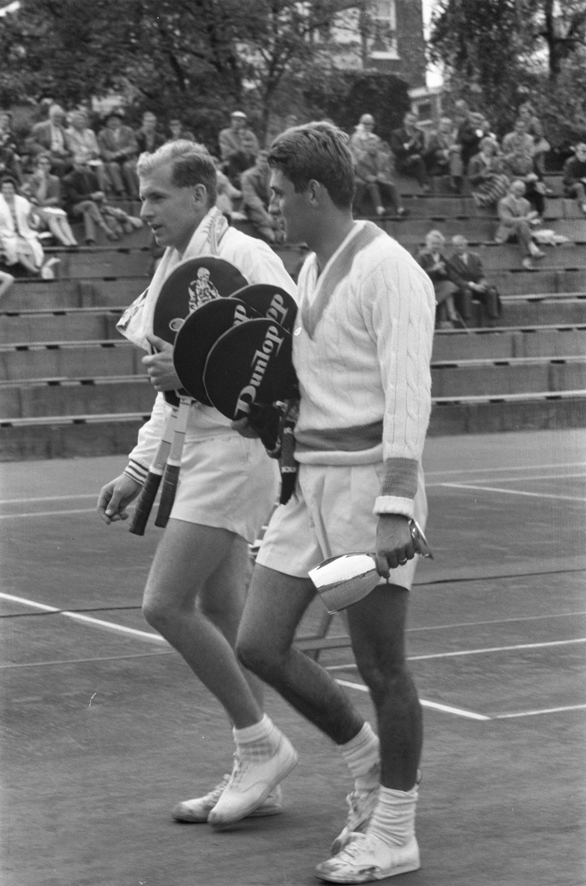 Fotocollectie Anefo — Nationale Tenniskampioenschappen. Piet van Eysden (met beker) en Henk Goris na hun finalepartij — Foto: Pot, Harry / Anefo. Licentie: Set B: Rechtenvrij / Publiek Domein. Bron: Nationaal Archief. http://hdl.handle.net/10648/a9dff208-d0b4-102d-bcf8-003048976d84