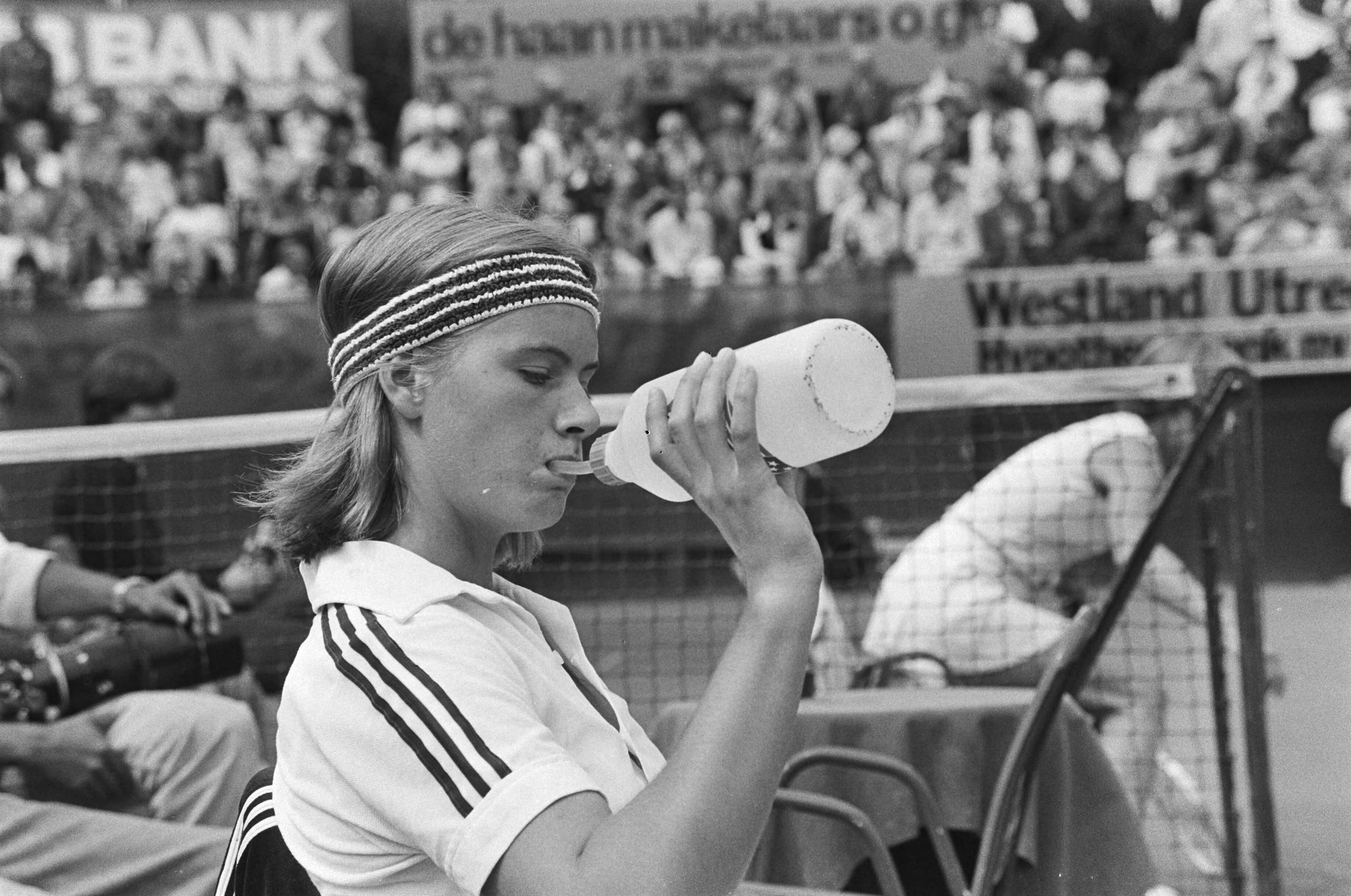 Nationale Kampioenschappen Tennis 1979 Scheveningen — Marianne v.d. Torre drinkt uit een fles — Foto: Dijk, Hans van / Anefo. Licentie: Set B: Rechtenvrij / Publiek Domein. Bron: Nationaal Archief. http://hdl.handle.net/10648/accf74a2-d0b4-102d-bcf8-003048976d84