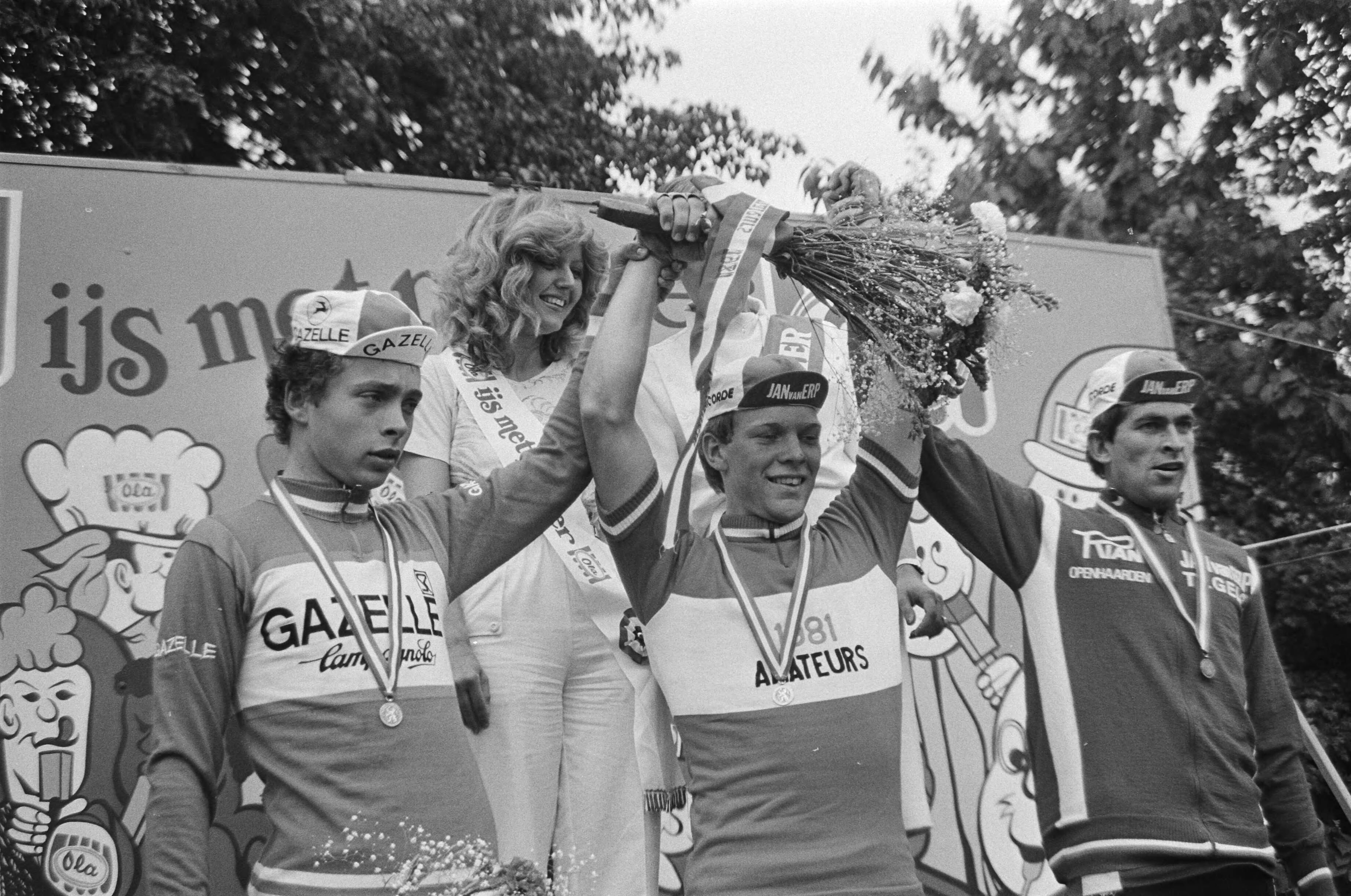 Fotocollectie Anefo — NK wielrennen op de weg te Geulle (amateurs en dames); 1, 2, 3 bij de amateurs Ad van de Poel (2e), René Koppert (1e, nieuwe Ned. kampioen bij amateurs) en Hans. Boom — Foto: Dijk, Hans van / Anefo. Licentie: Set B: Rechtenvrij / Publiek Domein. Bron: Nationaal Archief. http://hdl.handle.net/10648/acfe865c-d0b4-102d-bcf8-003048976d84