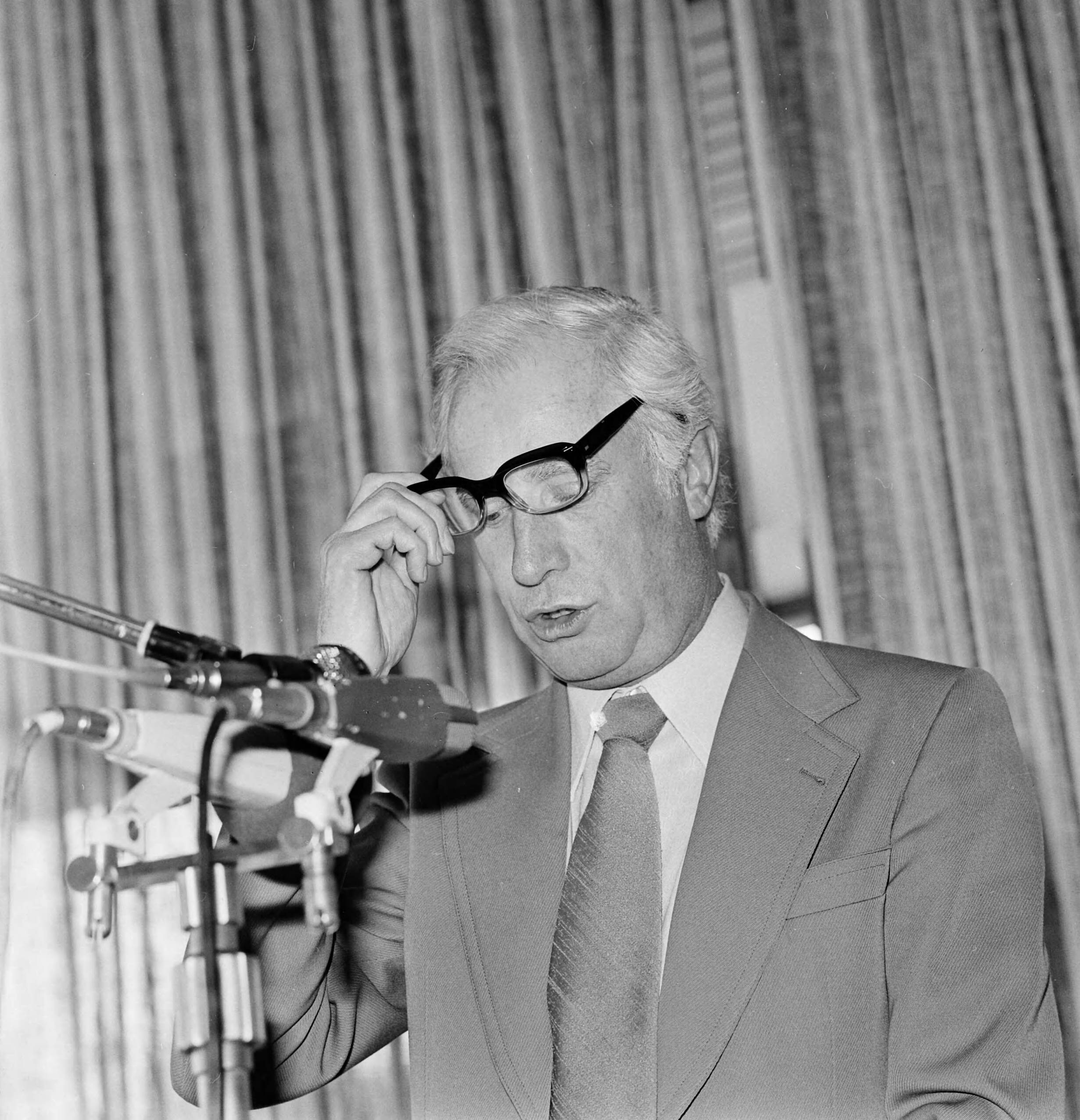 Fotocollectie Anefo — Sectie betaald voetbal KNVB vergadert in Zeist over transferregels; Stoop (FC Amsterdam ) kop — Foto: Mieremet, Rob / Anefo. Licentie: Set B: Rechtenvrij / Publiek Domein. Bron: Nationaal Archief. http://hdl.handle.net/10648/ac47c28c-d0b4-102d-bcf8-003048976d84