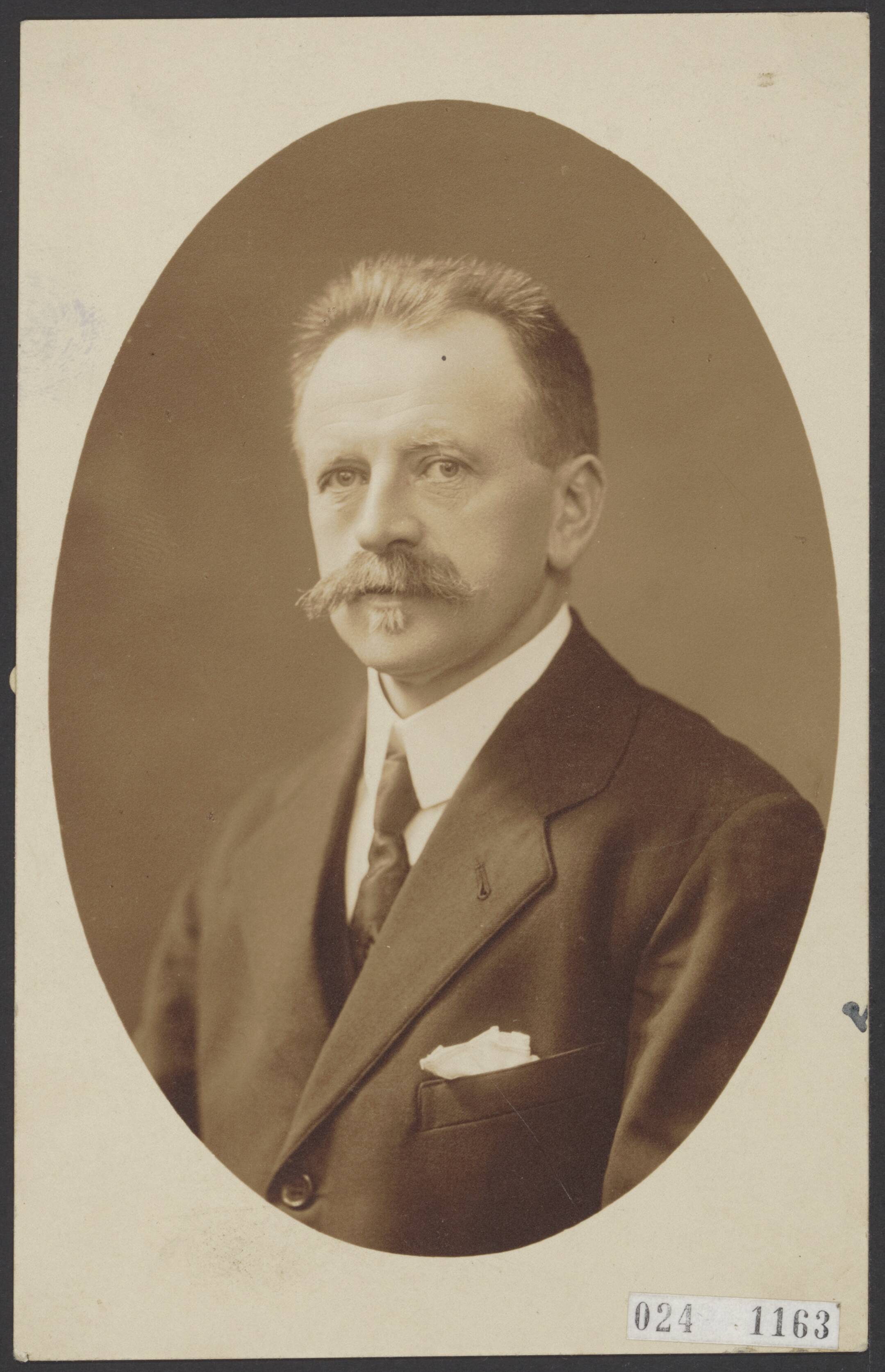 Fotocollectie Elsevier Binnenland — T. Bekkering, inpecteur van politie te [Maastricht] — Foto: Atelier "Lux" (Maastricht). Licentie: Set B: Rechtenvrij / Publiek Domein. Bron: Nationaal Archief. http://hdl.handle.net/10648/add8f238-d0b4-102d-bcf8-003048976d84