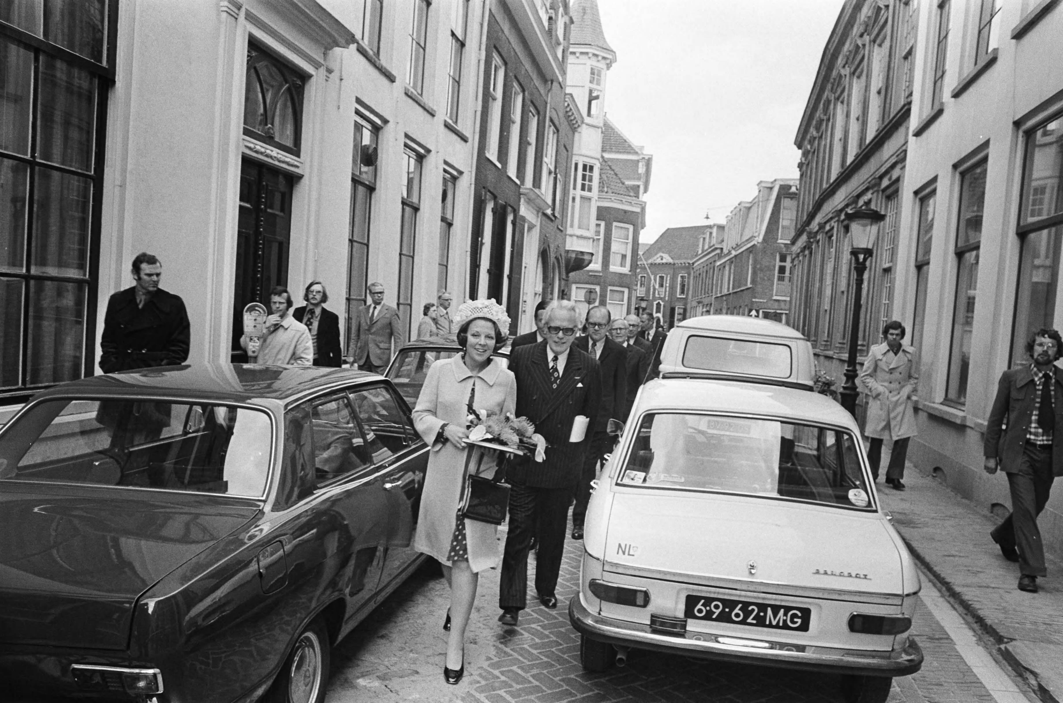 Prinses Beatrix en prins Claus wonen een bijzondere vergadering van Provinciale Staten bij in de Domkerk in Utrecht — Prinses Beatrix wandelt met mr. P.J. Verdam (commissaris van de koningin in Utrecht) naar de Domkerk; achter hen prins Claus — Foto: Verhoeff, Bert / Anefo. Licentie: Set B: Rechtenvrij / Publiek Domein. Bron: Nationaal Archief. http://hdl.handle.net/10648/ac6879c8-d0b4-102d-bcf8-003048976d84