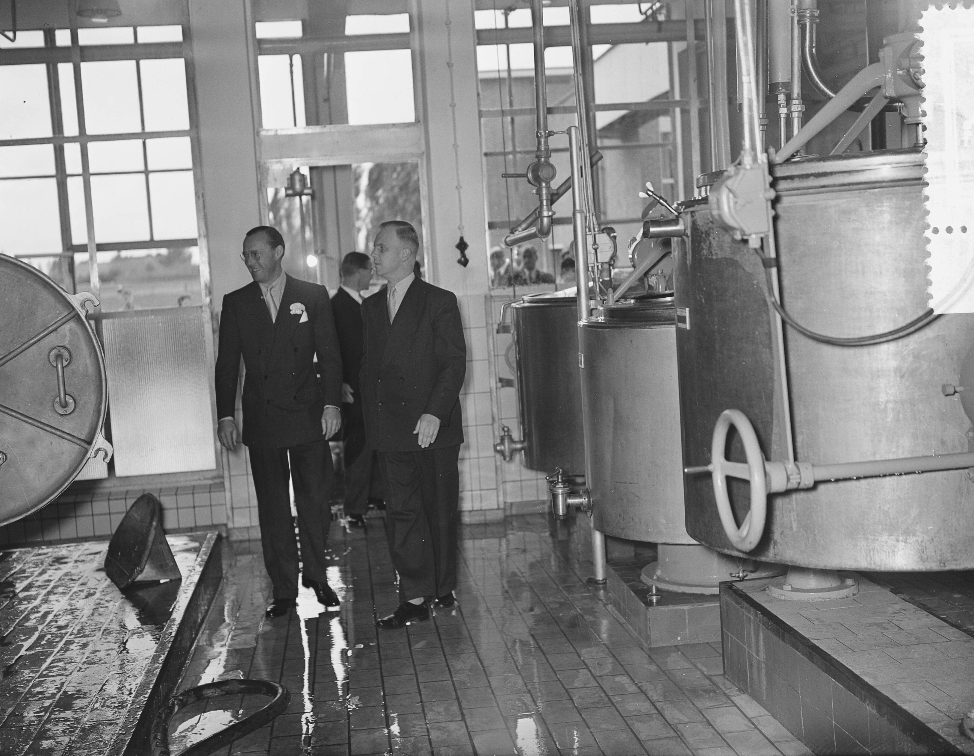 Prins Bernhard bezoekt West-Brabant — Prins Bernhard bezoekt industriegebied Etten-Leur. Bezoek aan Coop. Zuivelfabriek "De Hoop" te Etten — Foto: Bilsen, Joop van / Anefo. Licentie: Set B: Rechtenvrij / Publiek Domein. Bron: Nationaal Archief. http://hdl.handle.net/10648/a93c2614-d0b4-102d-bcf8-003048976d84