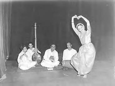 Fotocollectie Anefo — Optreden in Den Haag van de Indiase danseres Srimanti Indrani onder auspicïën van de Indiase regering — Foto: Behrens, Herbert F. / Anefo. Licentie: Set B: Rechtenvrij / Publiek Domein. Bron: Nationaal Archief. http://hdl.handle.net/10648/a989c90a-d0b4-102d-bcf8-003048976d84