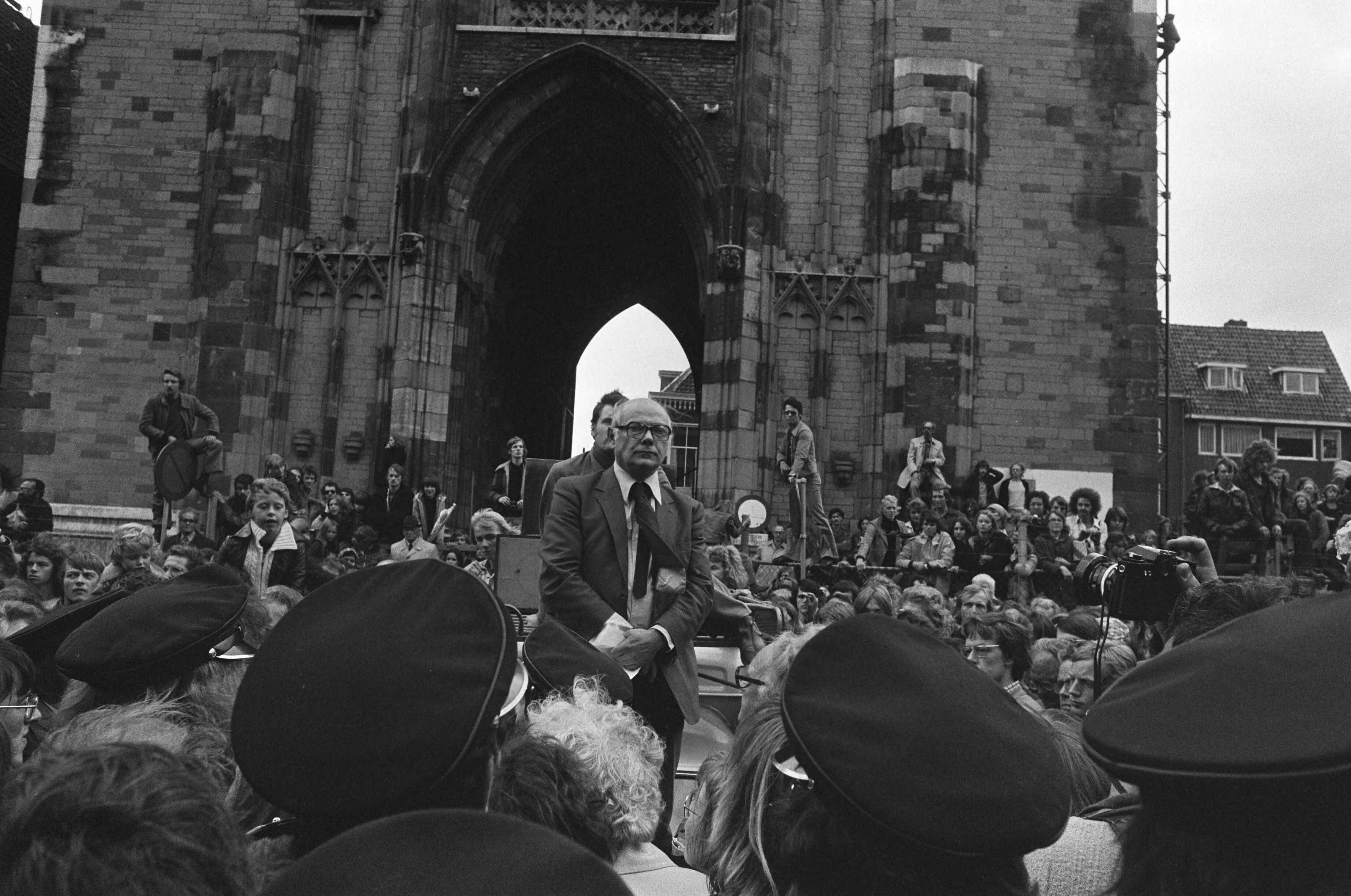 Fotocollectie Anefo — Regering demonstreert tegen doodvonnissen in Spanje in Utrecht; premier Den Uyl tijdens toespraak — Foto: Verhoeff, Bert / Anefo. Licentie: Set B: Rechtenvrij / Publiek Domein. Bron: Nationaal Archief. http://hdl.handle.net/10648/ac730f46-d0b4-102d-bcf8-003048976d84