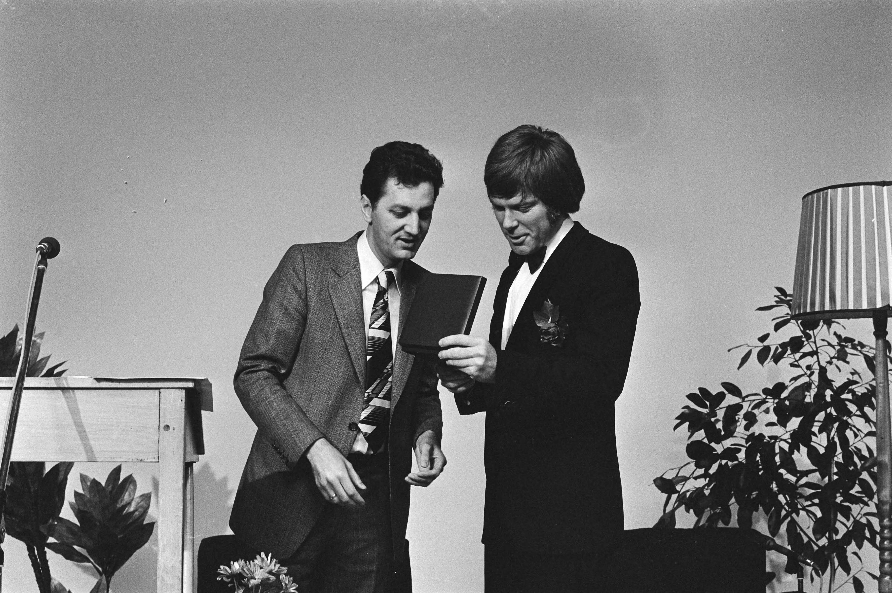 Uitreiking van de Zilveren Nipkowschijf en de Zilveren Reismicrofoon in Hilversum — Uitreiking van de Zilveren Reismicrofoon winnaar Wim Kayzer (r) voor het radioprogramma Z.I. van de VARA — Foto: Dijk, Hans van / Anefo. Licentie: Set B: Rechtenvrij / Publiek Domein. Bron: Nationaal Archief. http://hdl.handle.net/10648/acd2c68e-d0b4-102d-bcf8-003048976d84