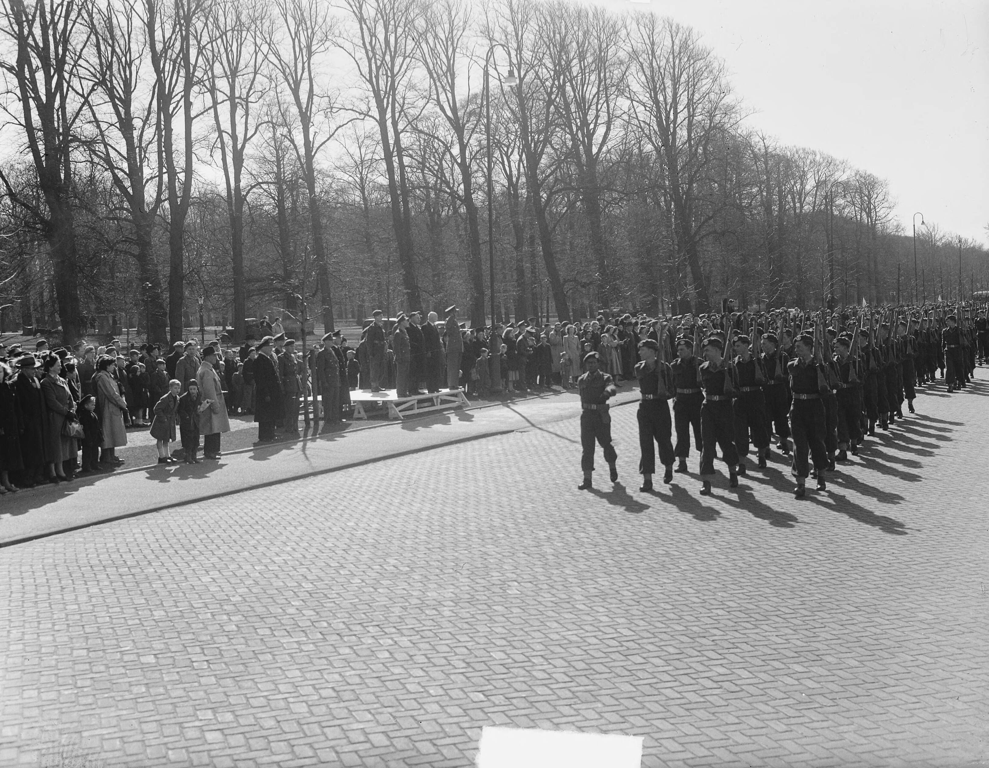 Afscheidsparade in Haarlem van het regiment lichte luchtdoelartillerie "Betuwe", gelegerd in de Koudenhornkazerne — Afscheidsparade in Haarlem van het regiment lichte luchtdoelartillerie "Betuwe", gelegerd in de Koudenhornkazerne. Defilé op de Dreef — Foto: Vogel, Carel L. de / Anefo. Licentie: Set B: Rechtenvrij / Publiek Domein. Bron: Nationaal Archief. http://hdl.handle.net/10648/a8e78276-d0b4-102d-bcf8-003048976d84